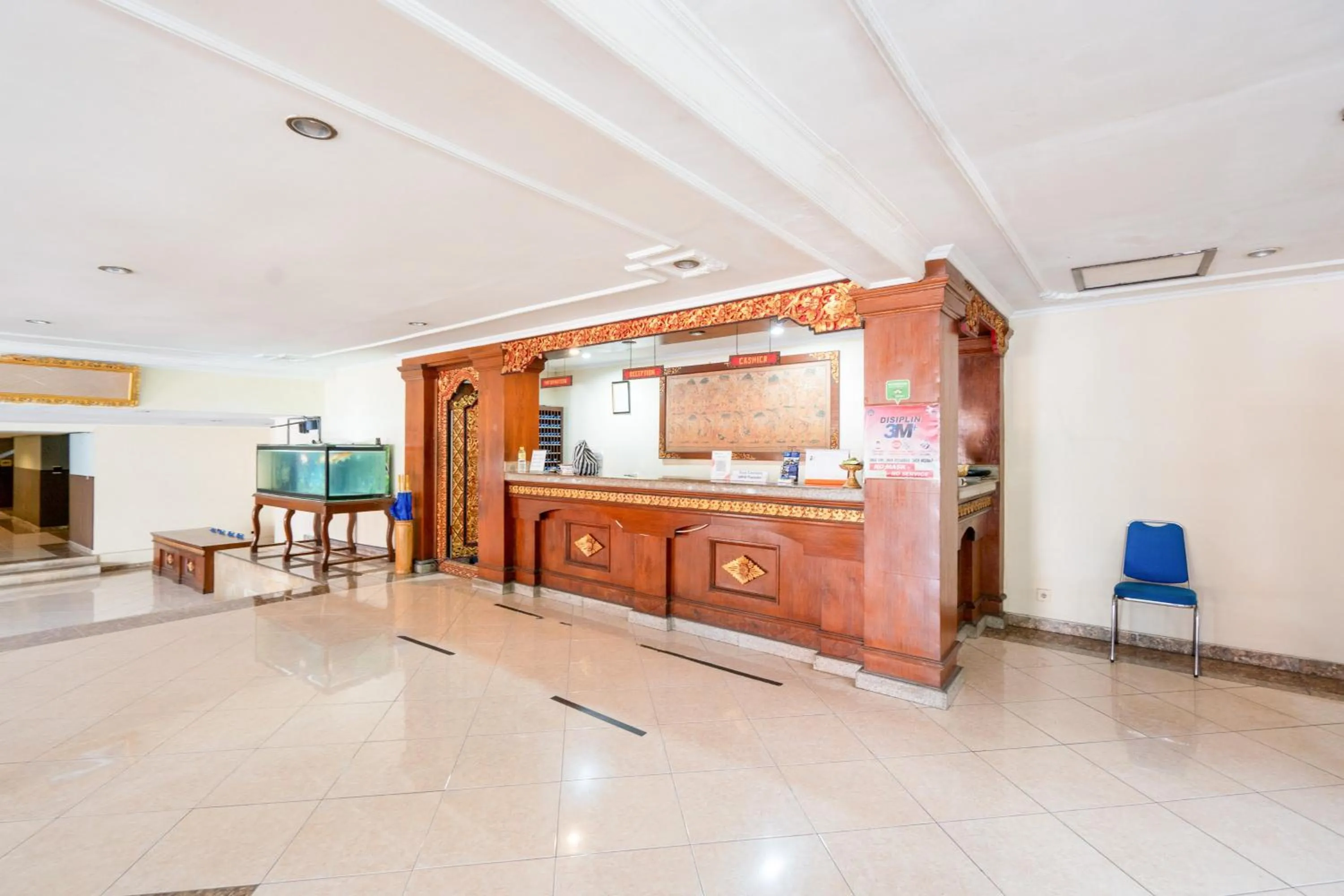 Lobby or reception in RedDoorz Plus at Mahajaya Hotel Denpasar