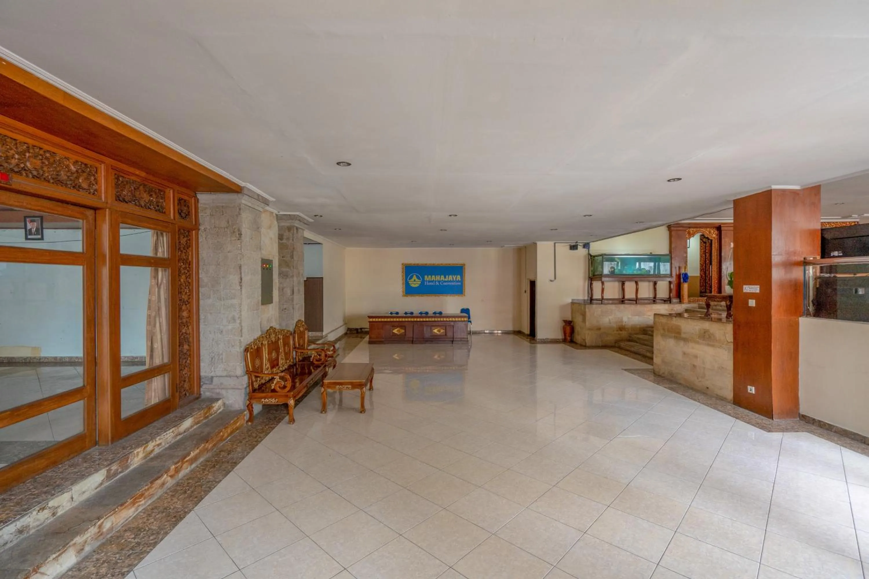 Seating area in RedDoorz Plus at Mahajaya Hotel Denpasar