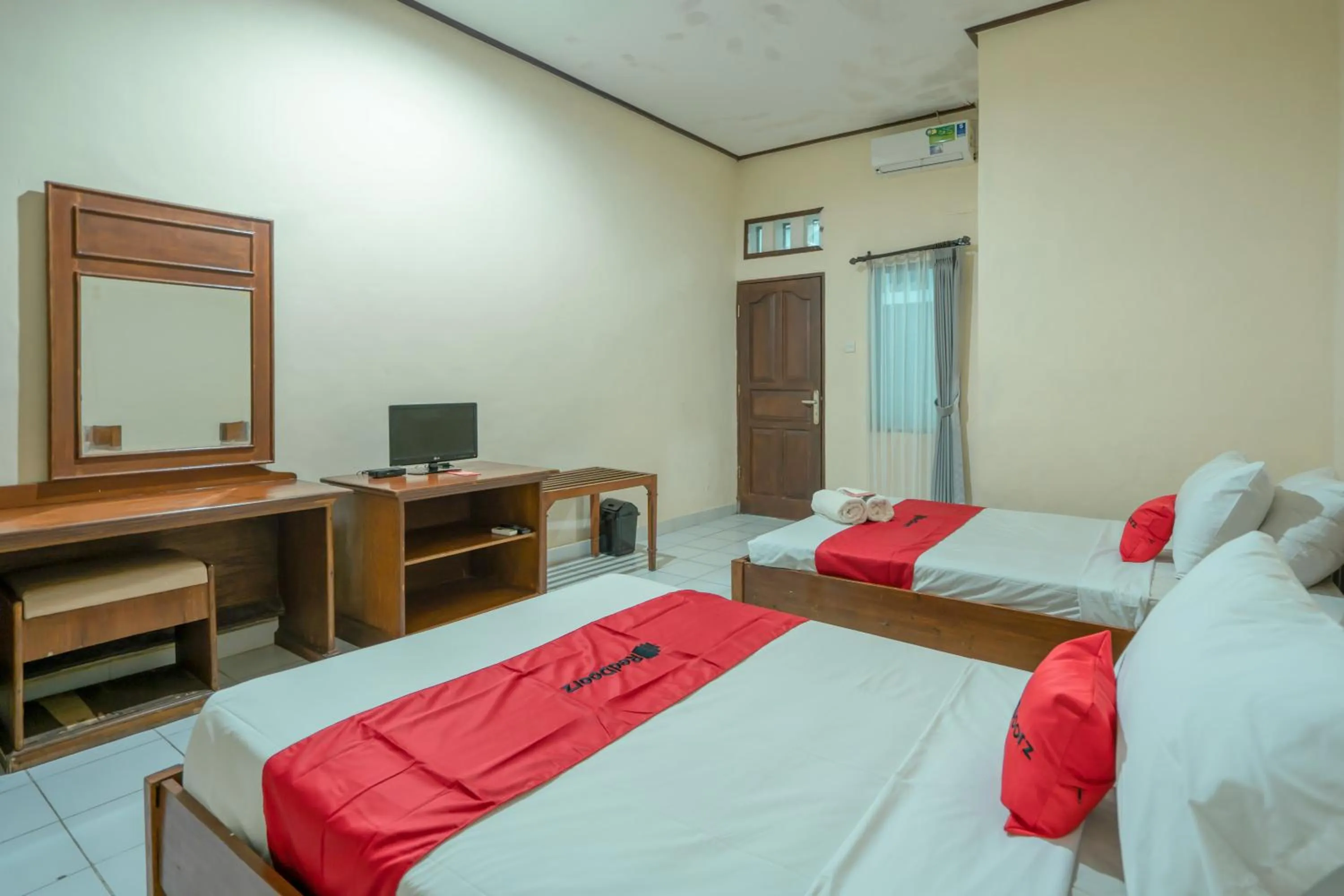 Bedroom in RedDoorz Plus at Mahajaya Hotel Denpasar