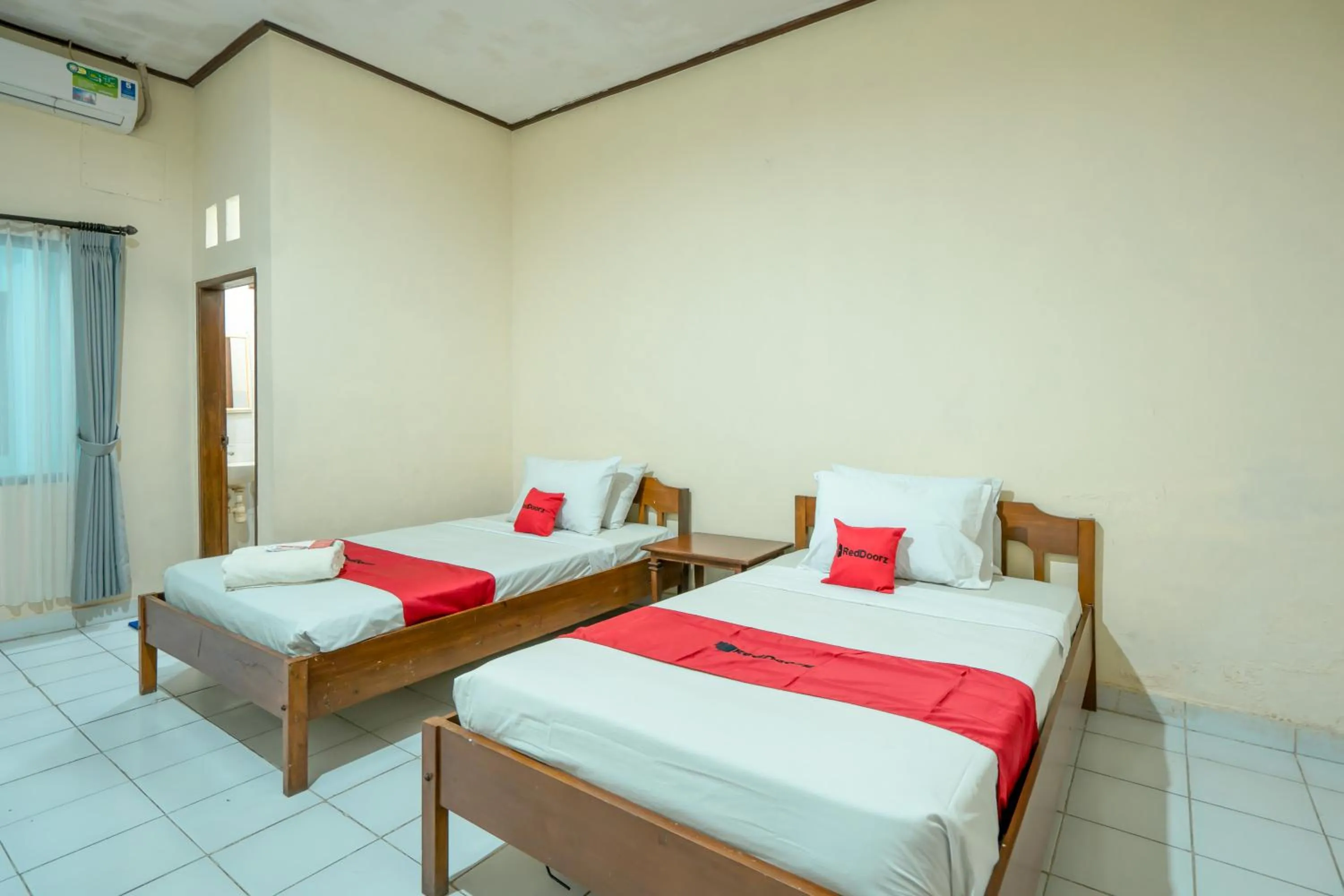 Bedroom in RedDoorz Plus at Mahajaya Hotel Denpasar