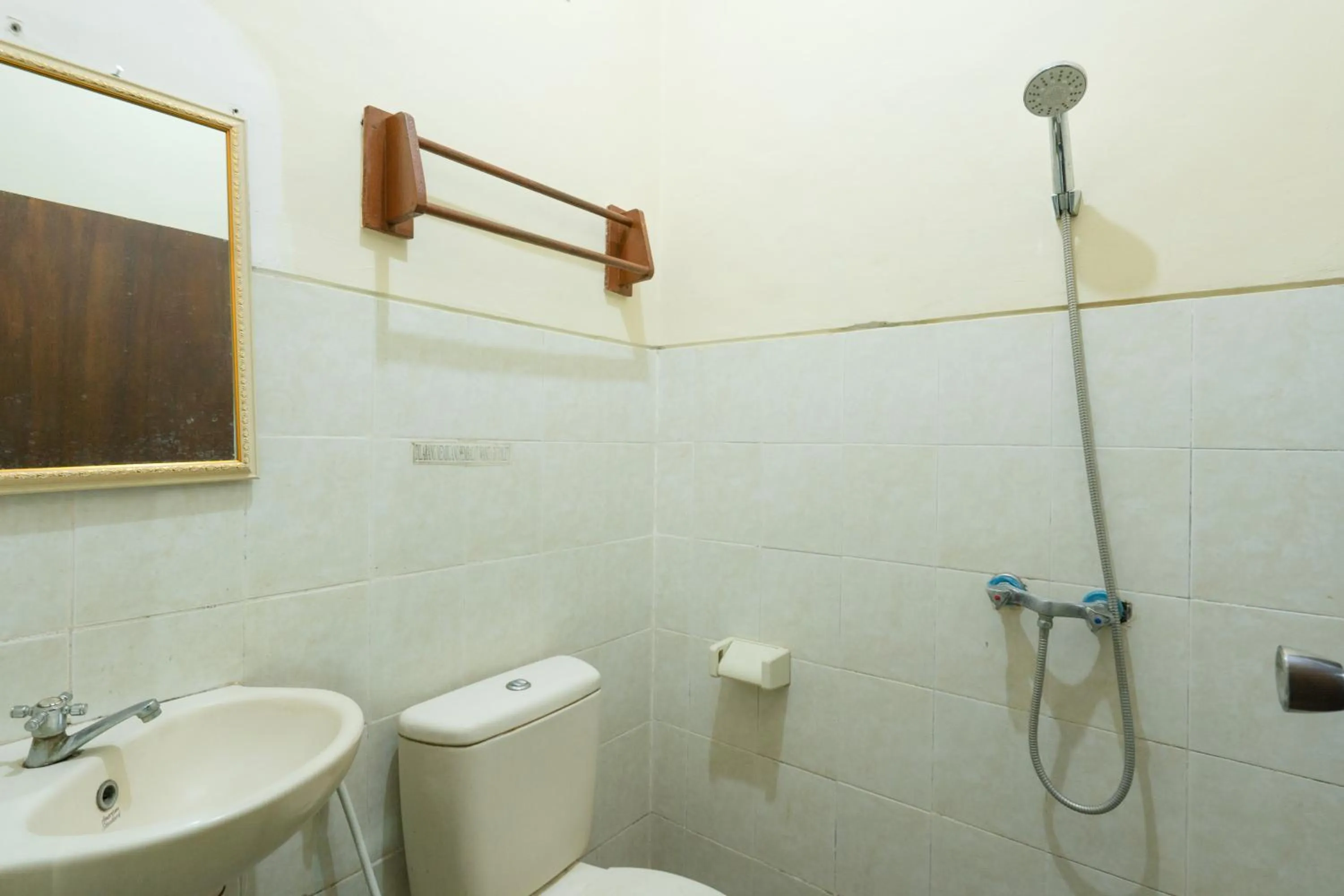 Bathroom in RedDoorz Plus at Mahajaya Hotel Denpasar