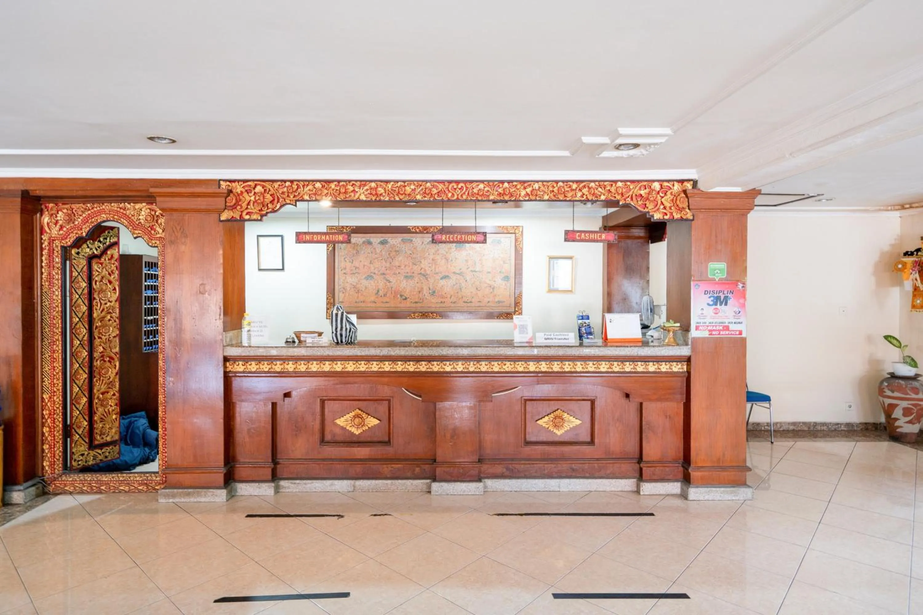 Lobby or reception in RedDoorz Plus at Mahajaya Hotel Denpasar