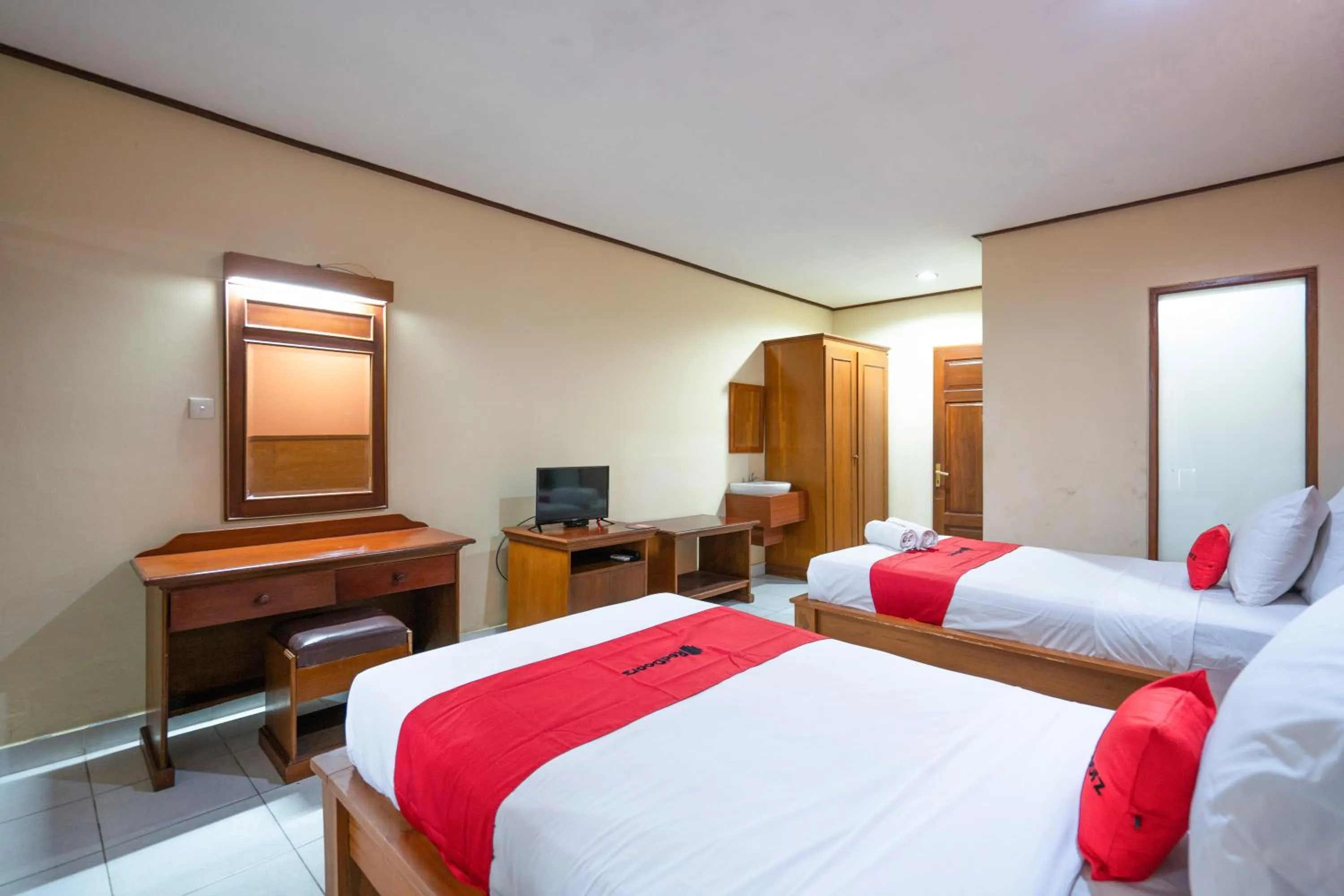 Bedroom in RedDoorz Plus at Mahajaya Hotel Denpasar