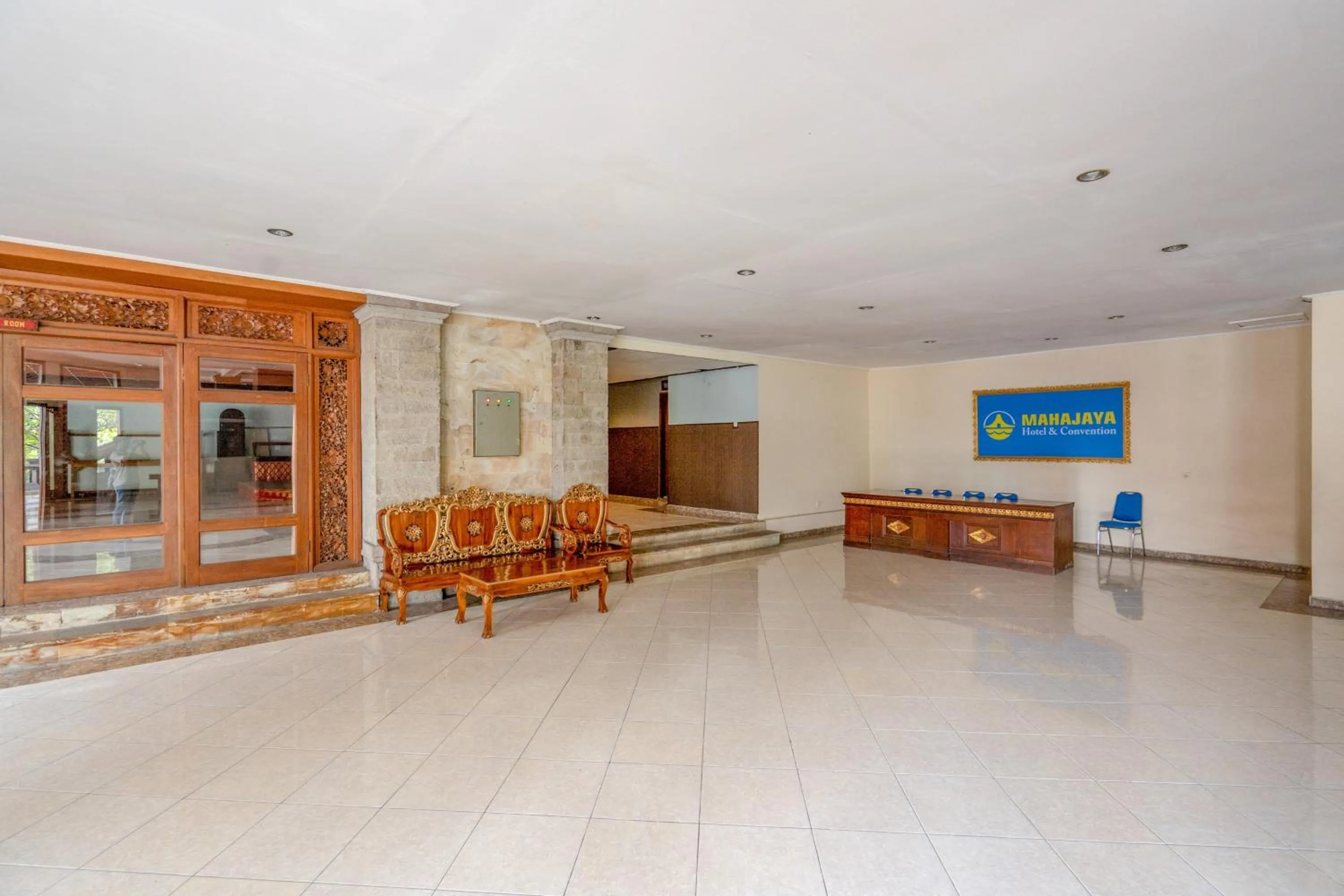 Seating area in RedDoorz Plus at Mahajaya Hotel Denpasar