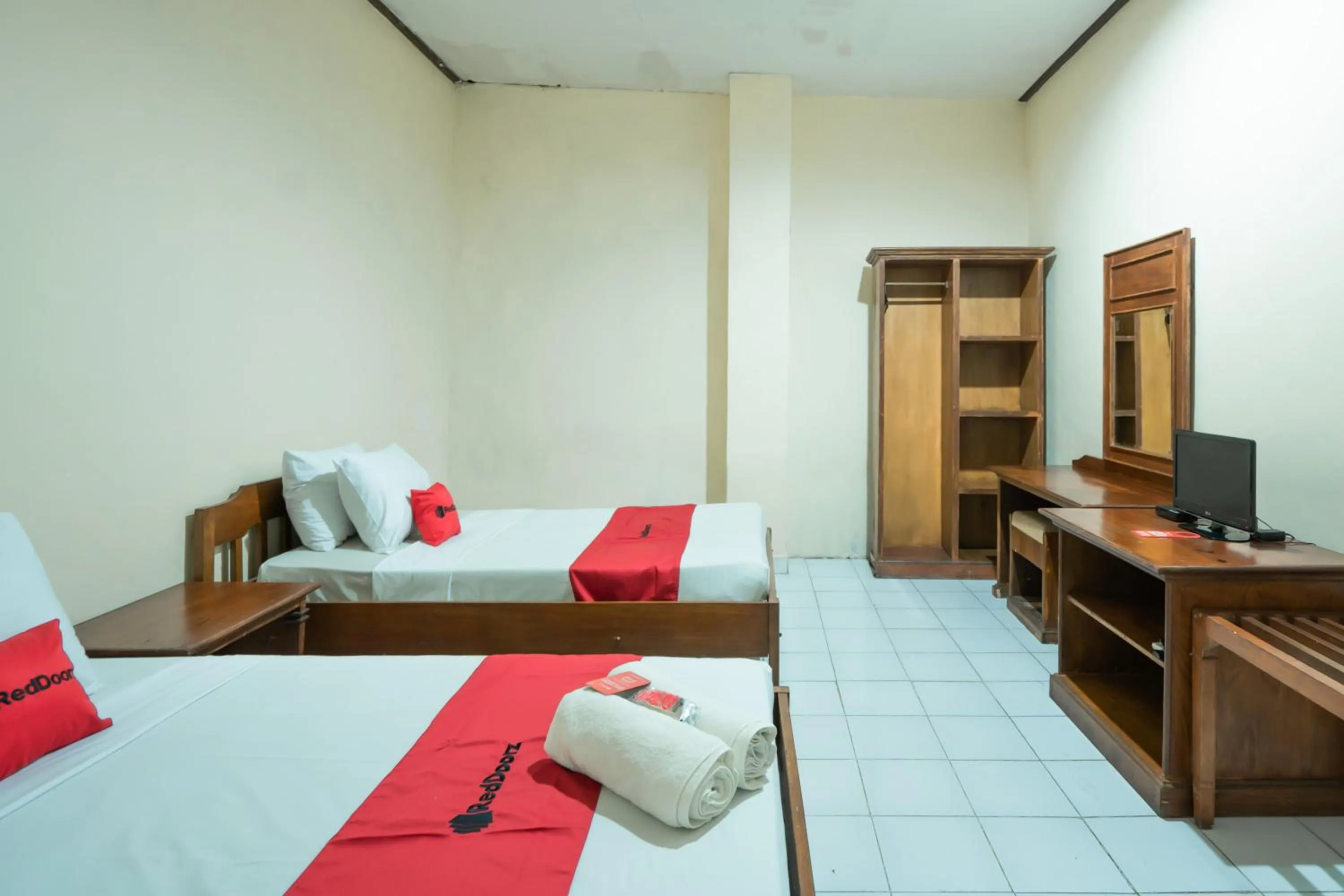 Bedroom in RedDoorz Plus at Mahajaya Hotel Denpasar