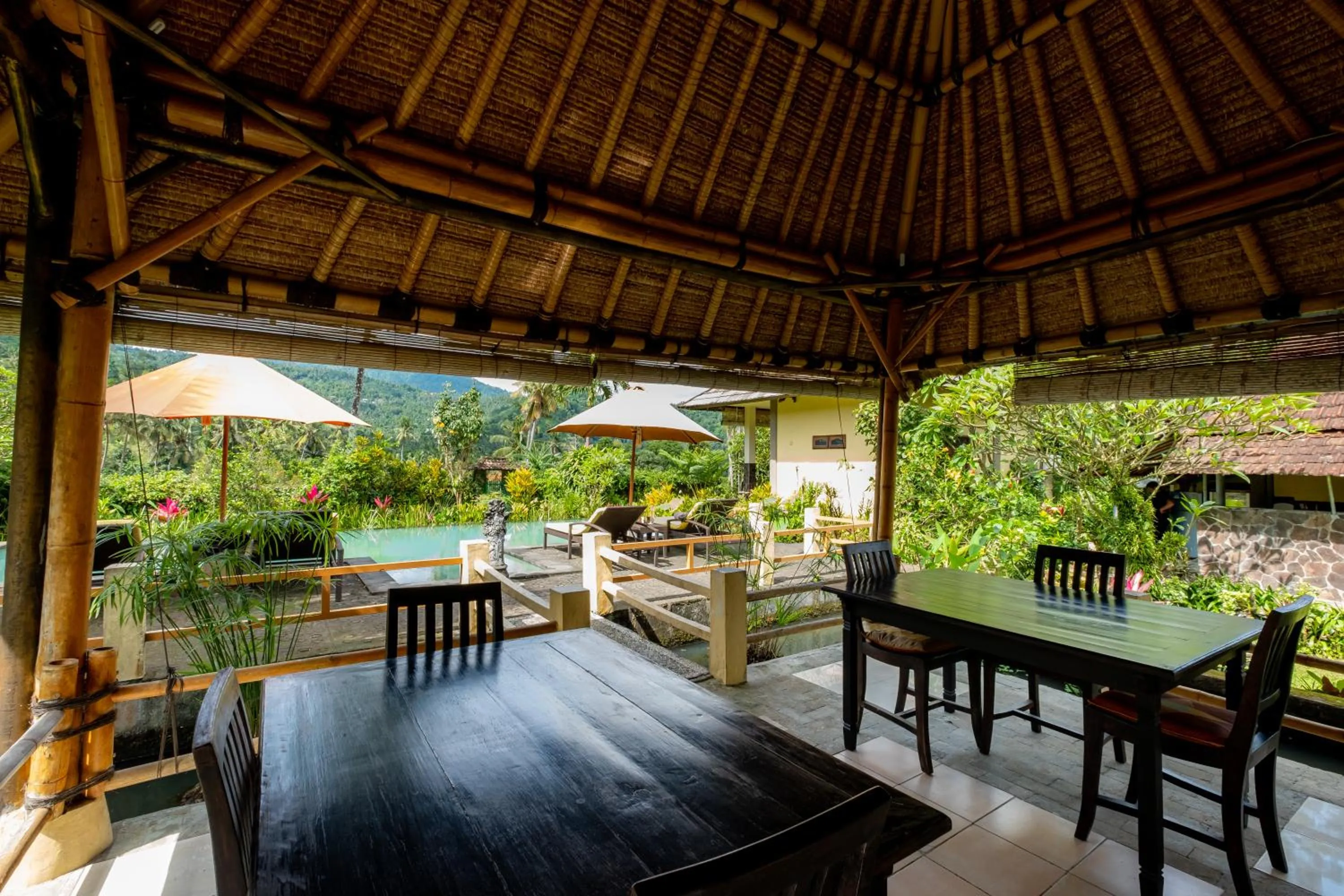 Restaurant/places to eat in Villa Manuk