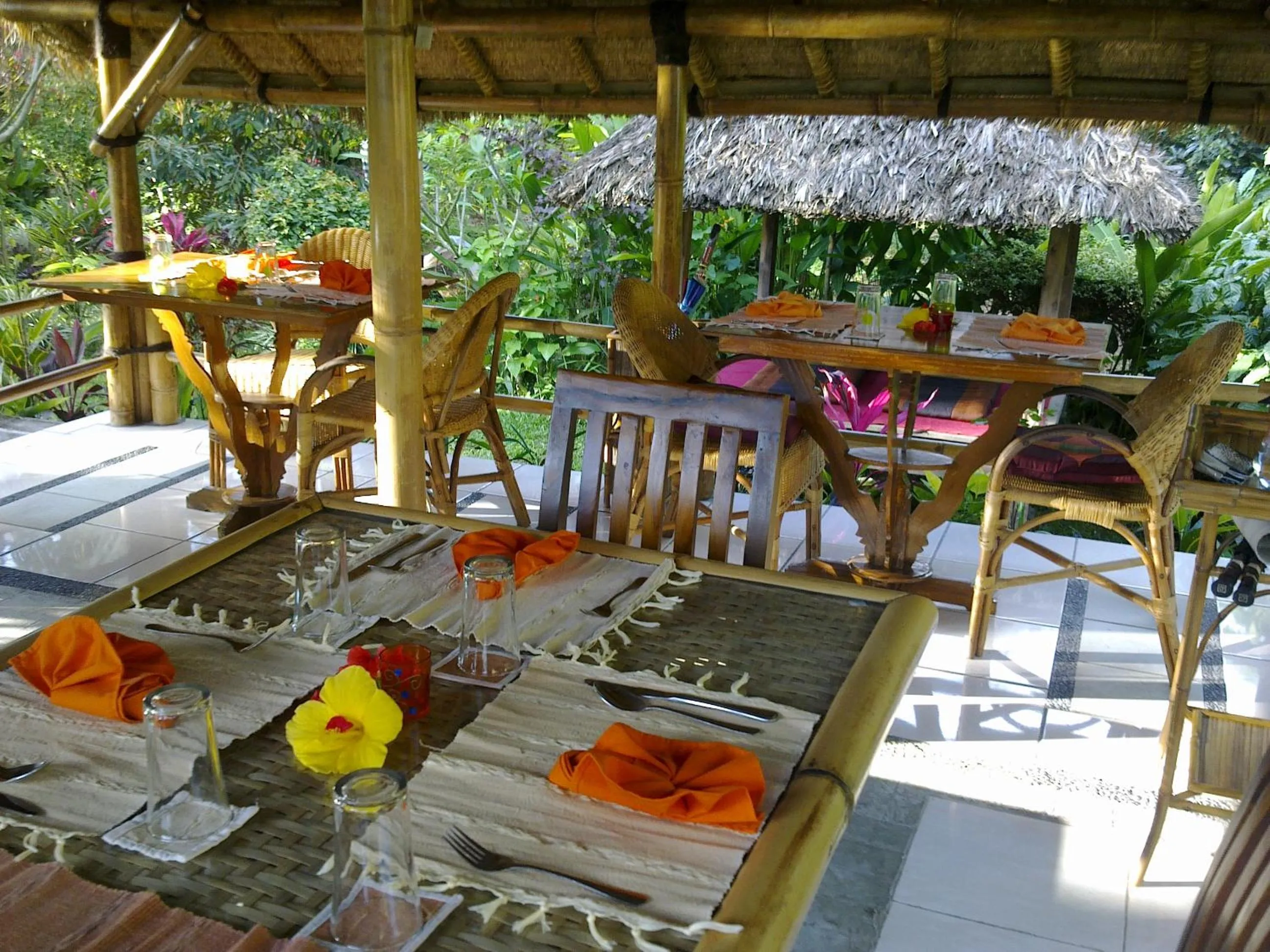 Restaurant/places to eat in Villa Manuk