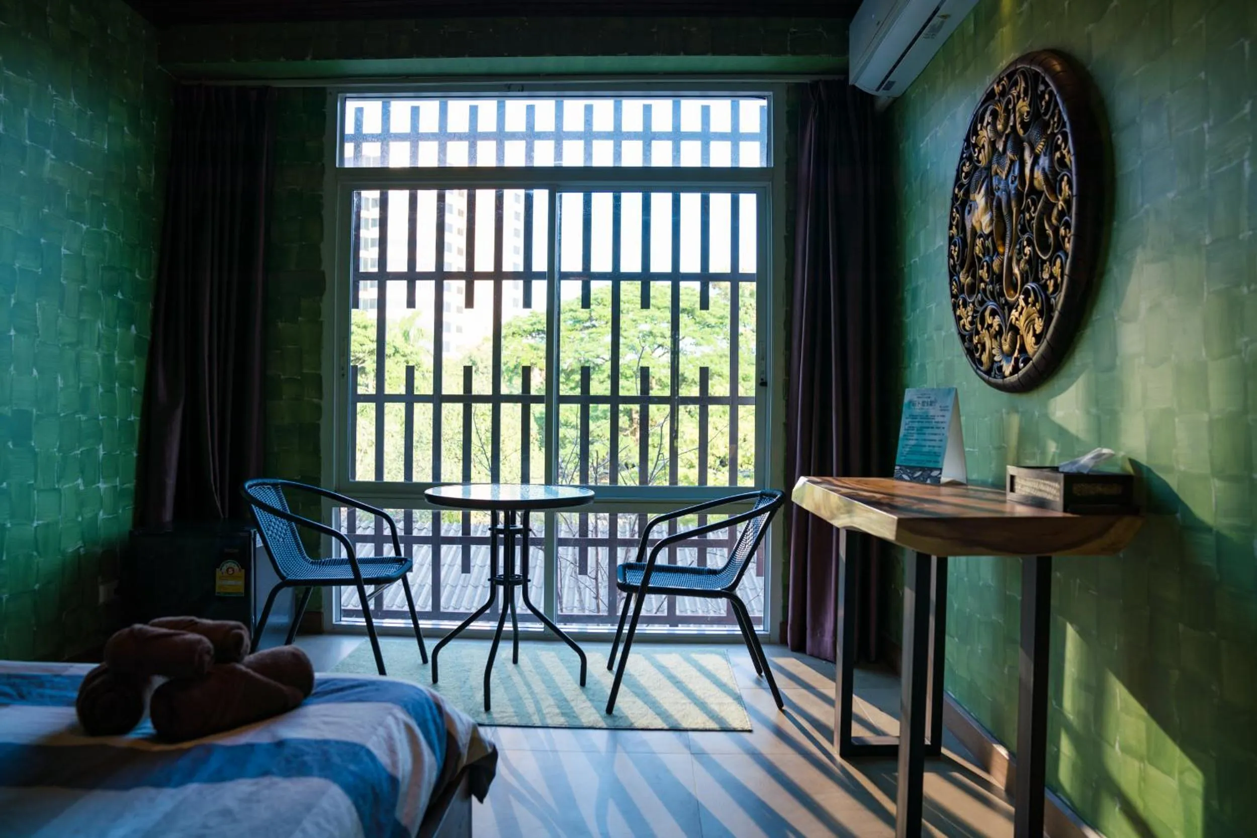 Seating area, Bed in Arbor's house