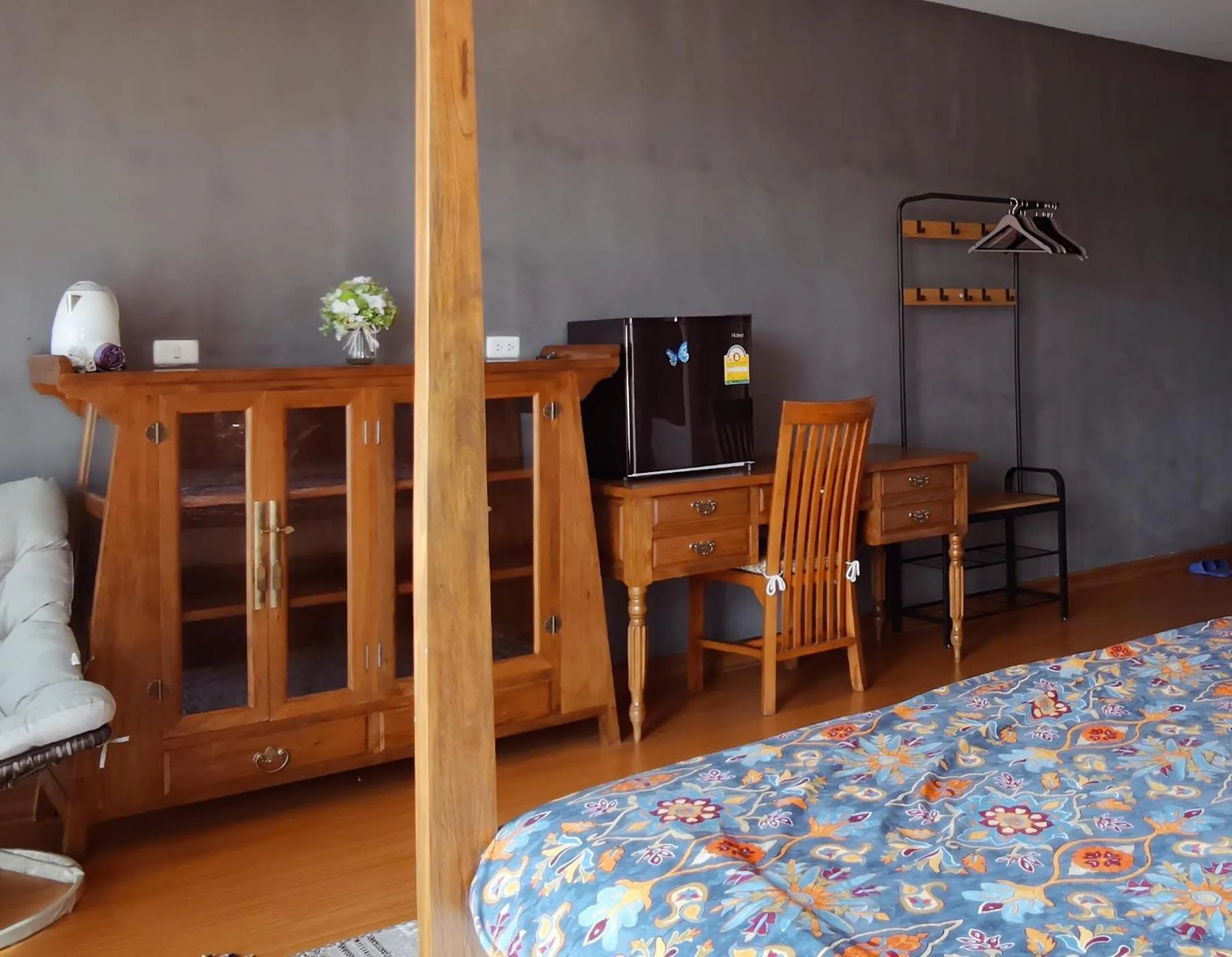 hair dresser, Bed in Arbor's house