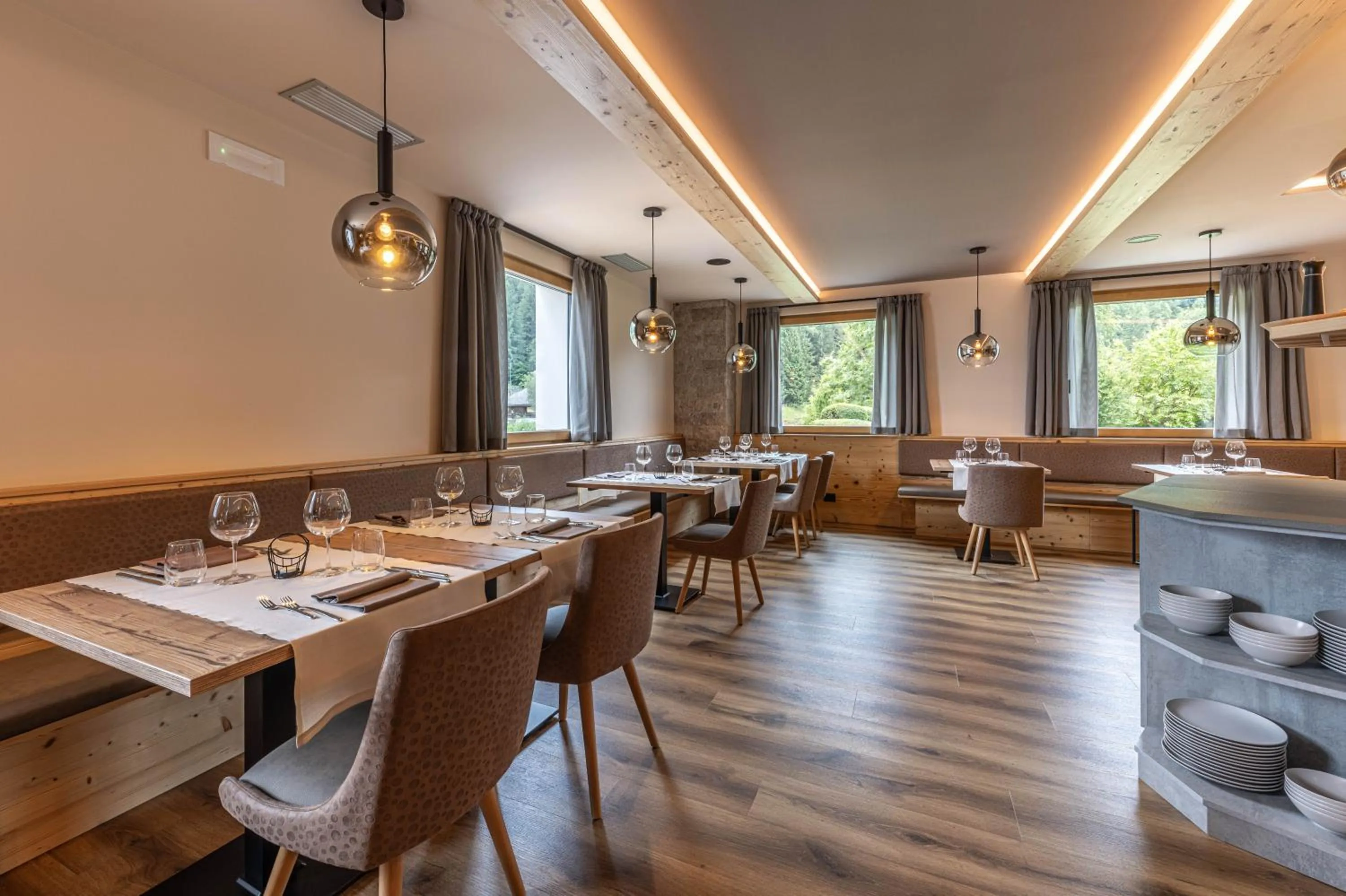 Restaurant/places to eat in Hotel Laste'