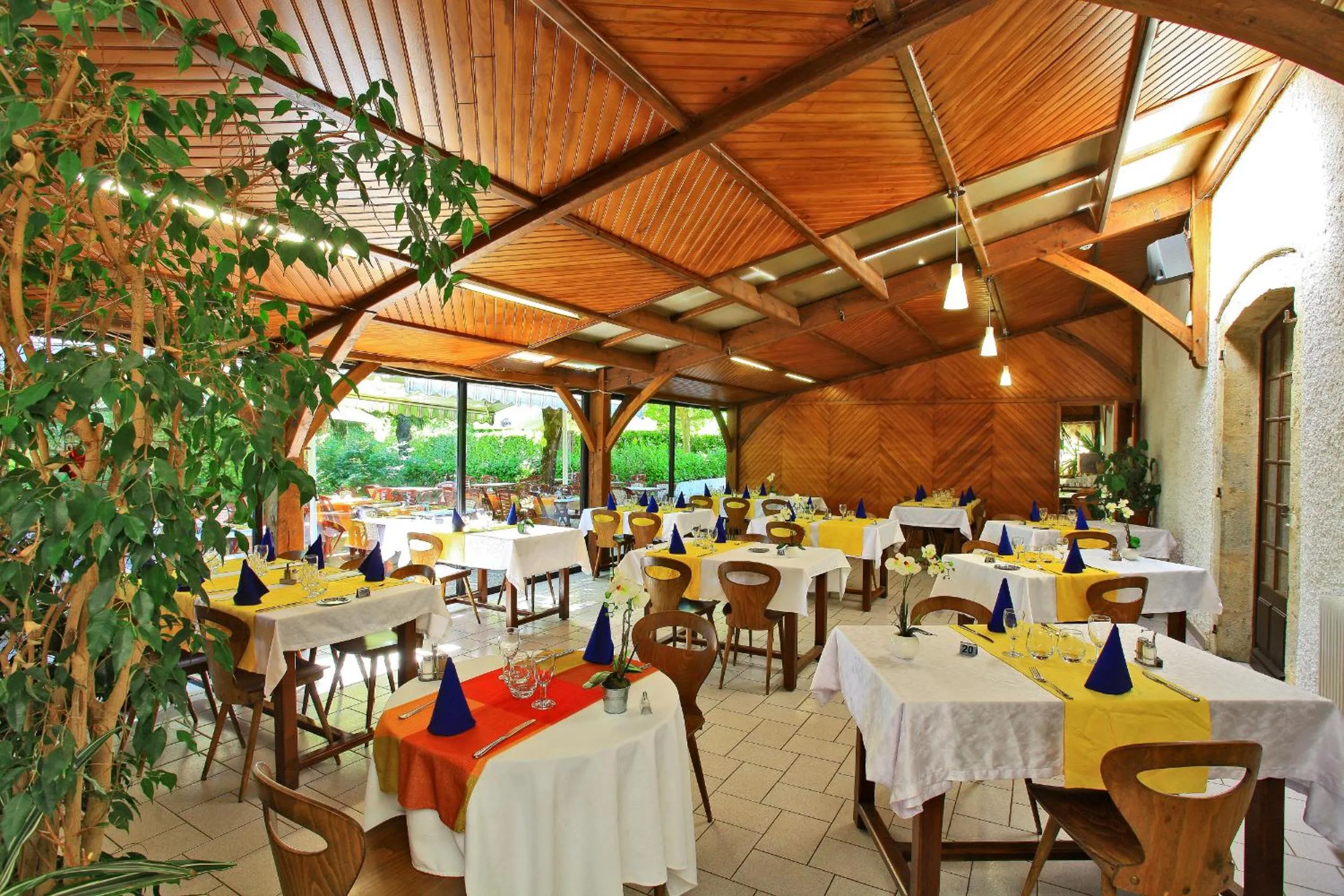 Restaurant/places to eat in Le Clos Grand