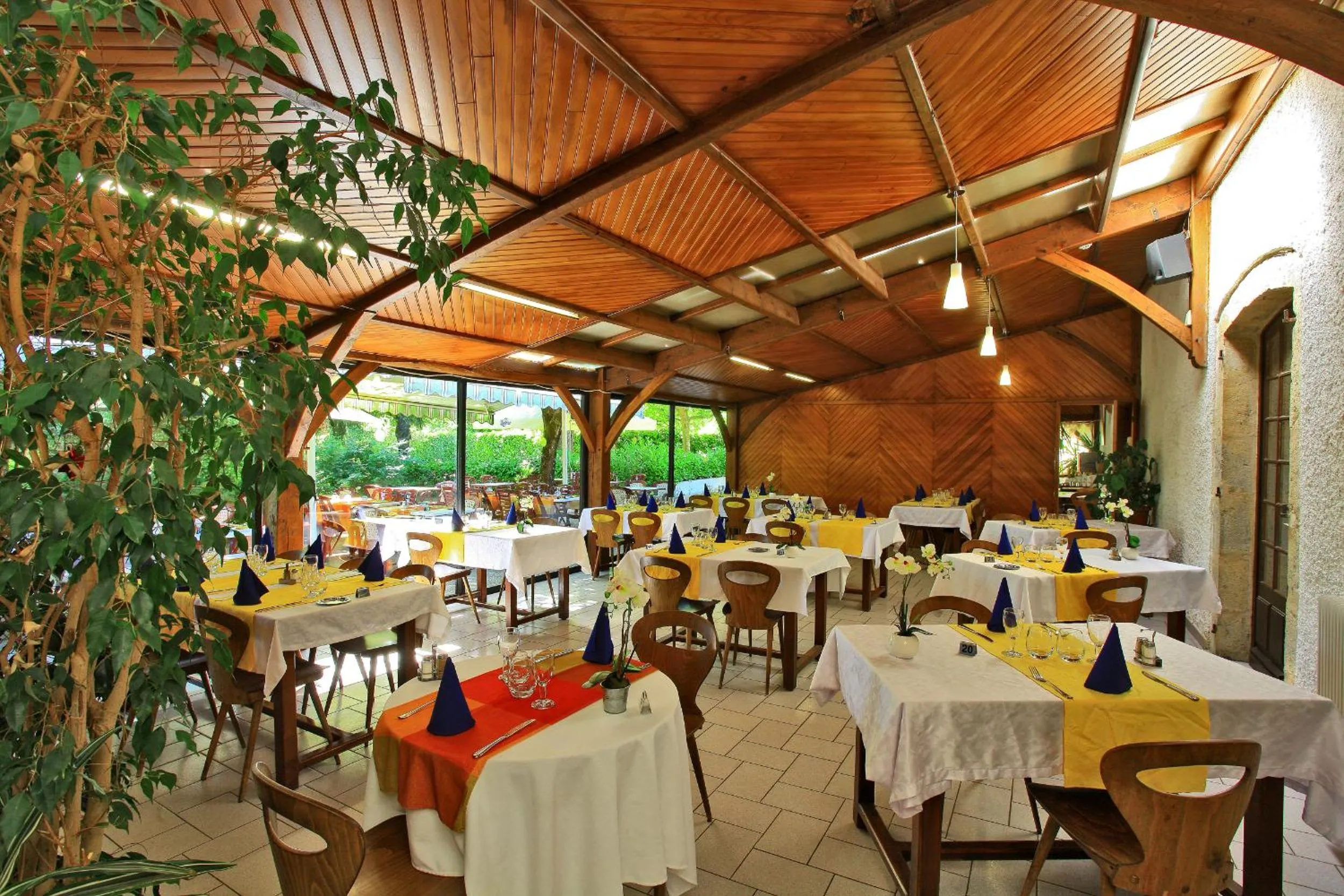 Restaurant/places to eat in Le Clos Grand