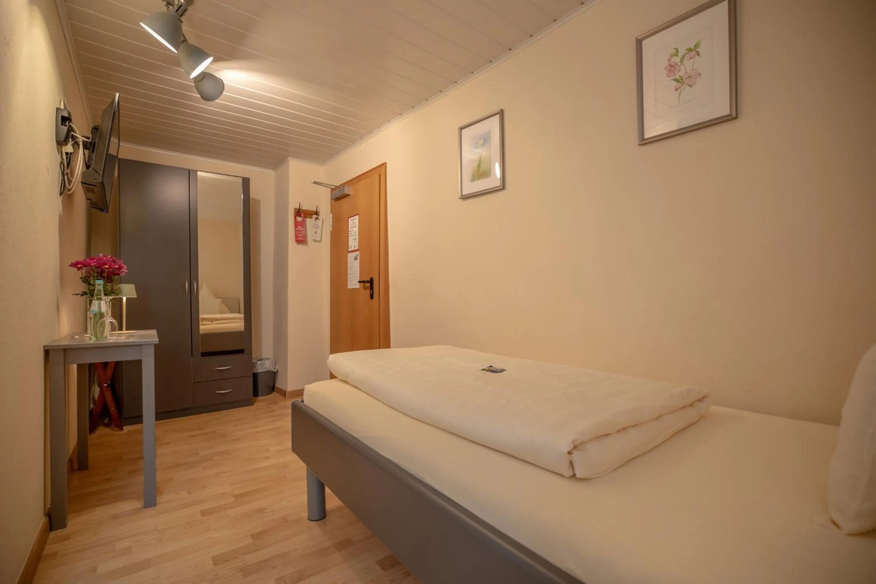Photo of the whole room, Bed in Hotel Gute Quelle