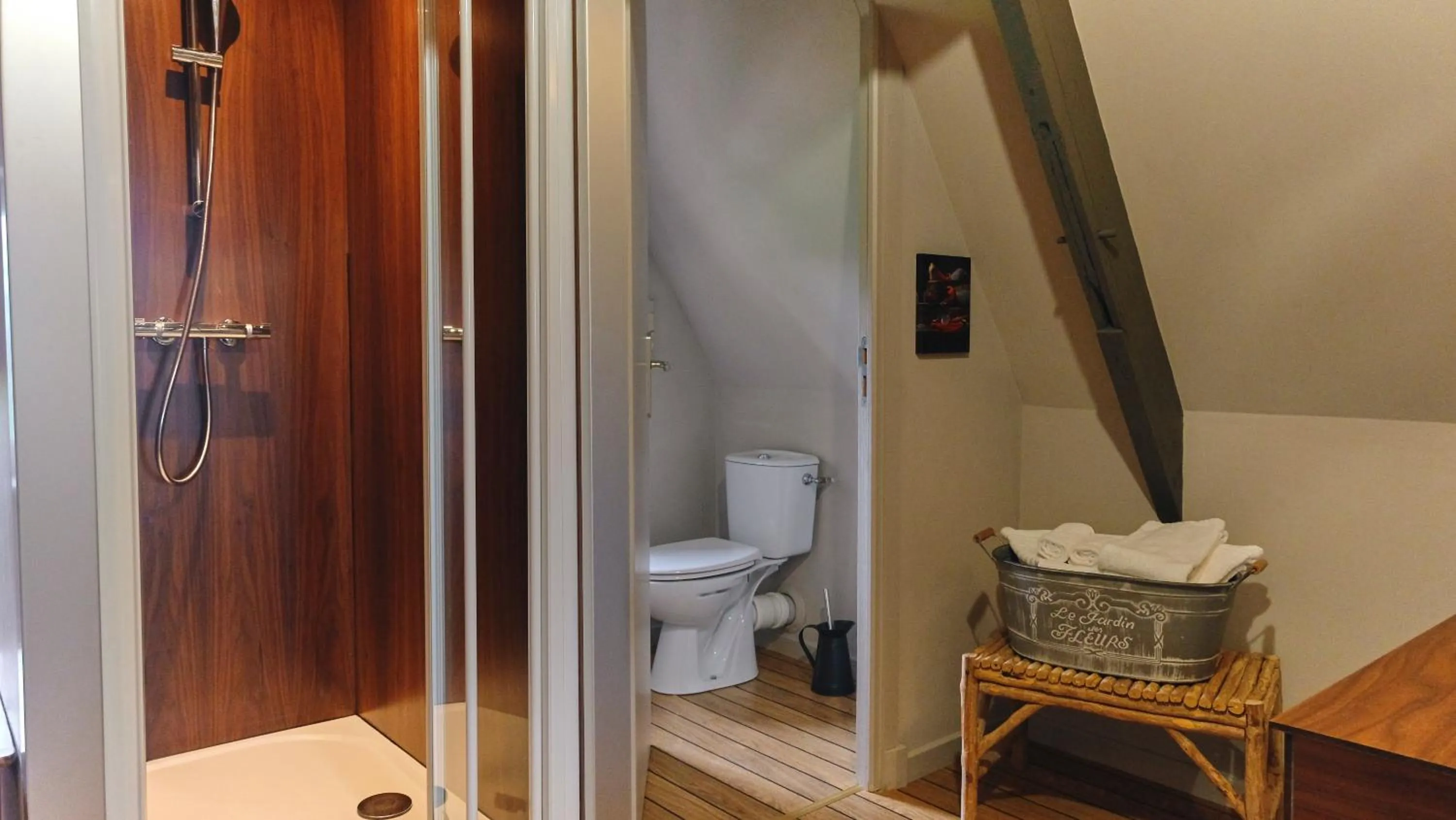 Toilet in Au Petit Manoir