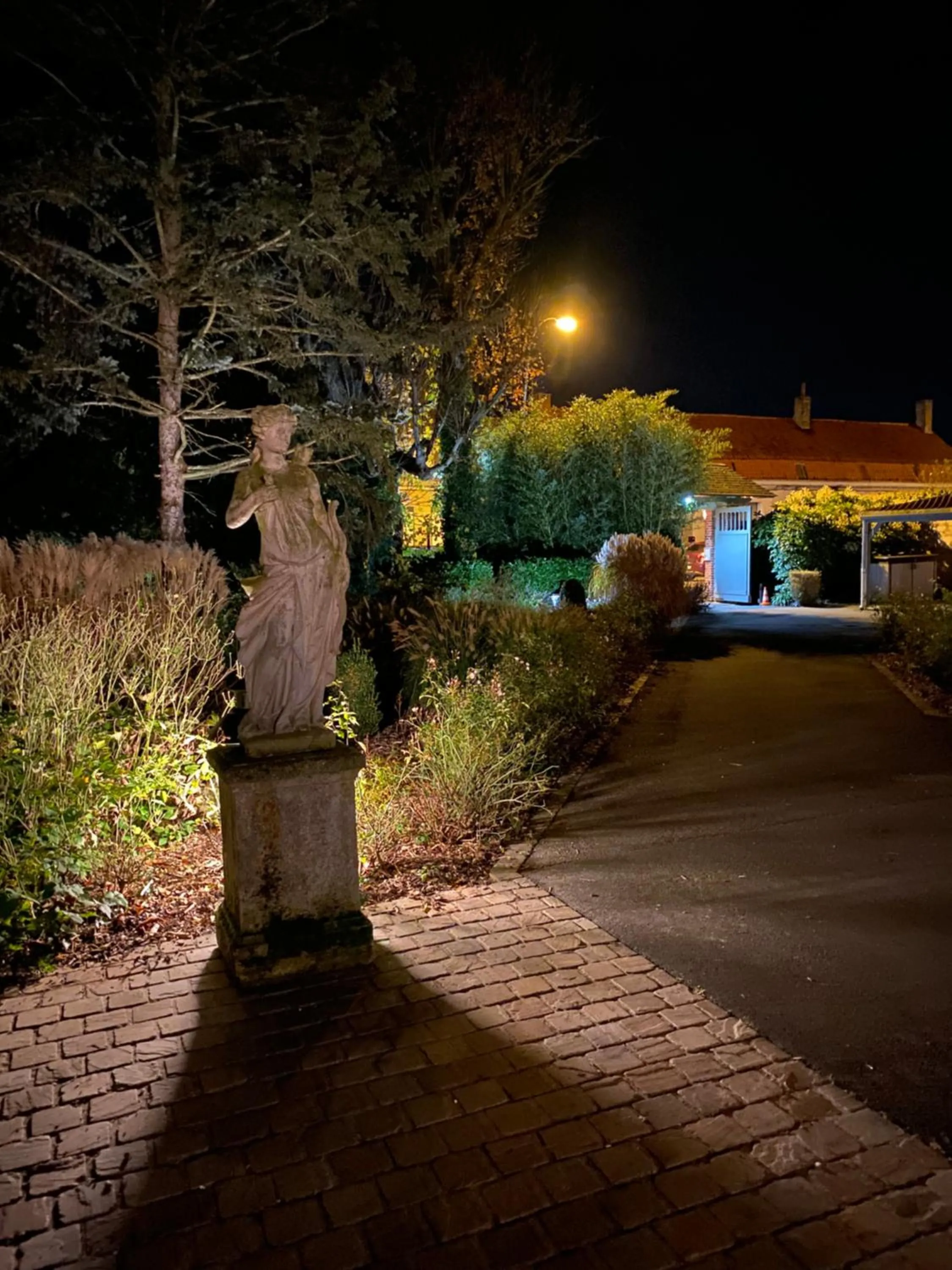 Property building in Au Petit Manoir
