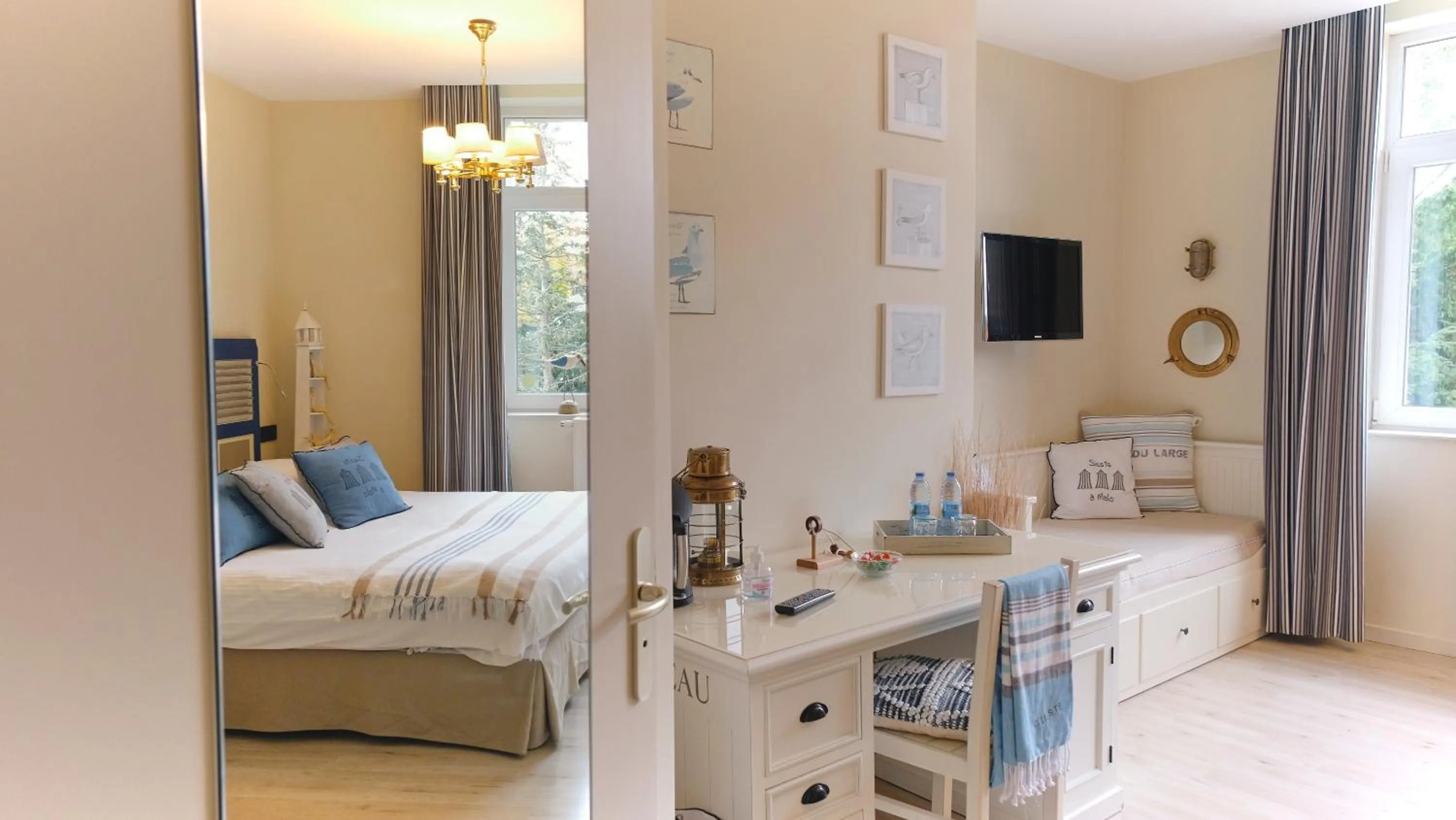 Photo of the whole room, Bed in Au Petit Manoir