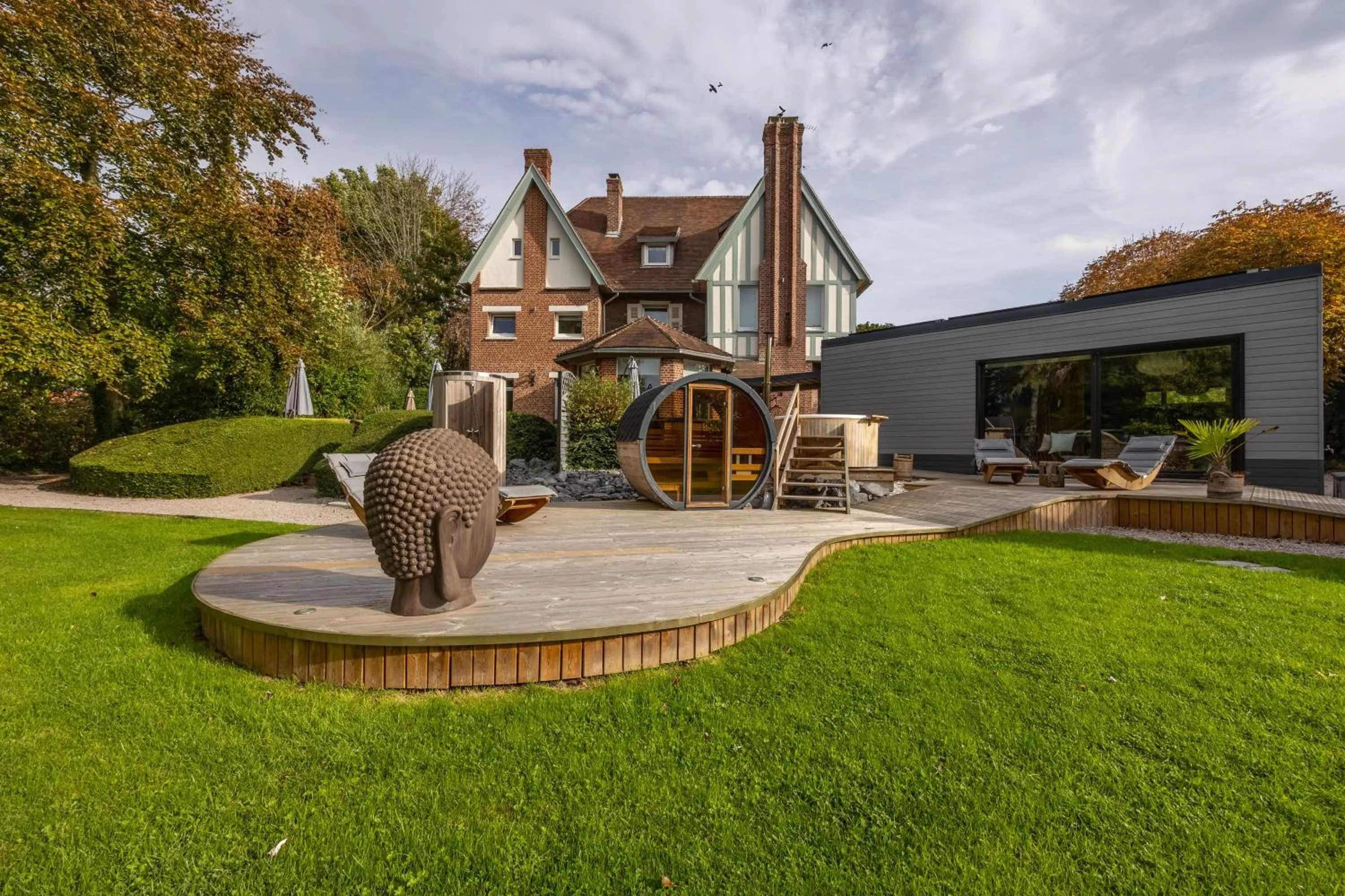Property building in Au Petit Manoir