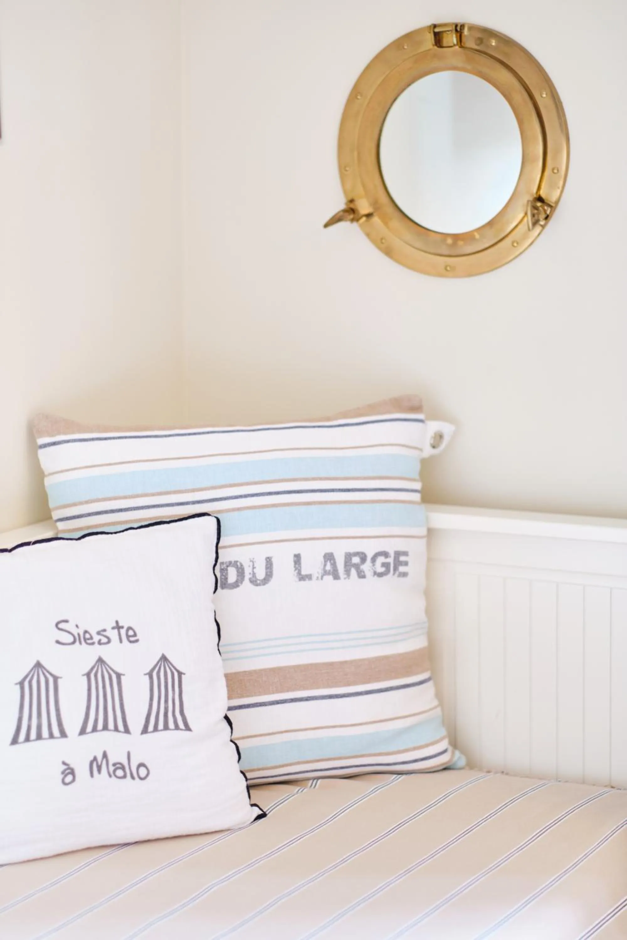 Seating area in Au Petit Manoir