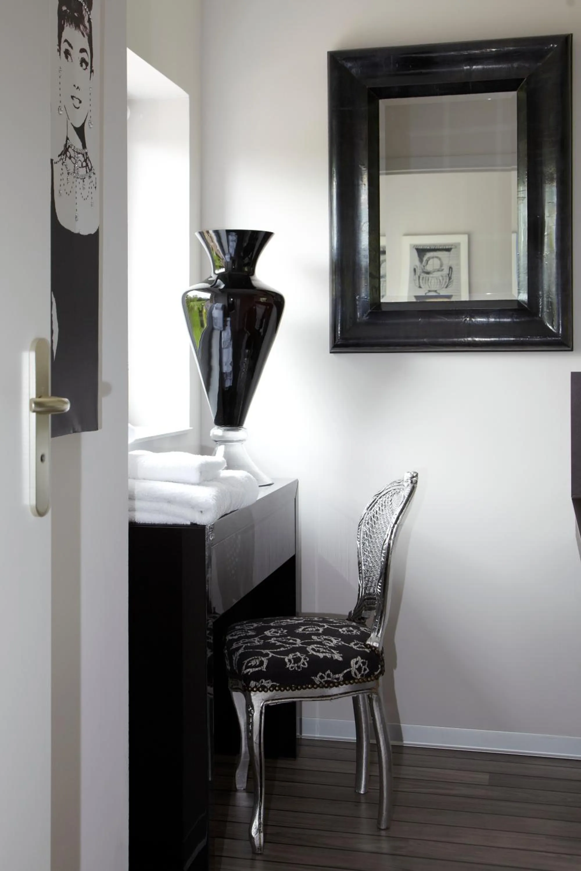 Decorative detail in Au Petit Manoir