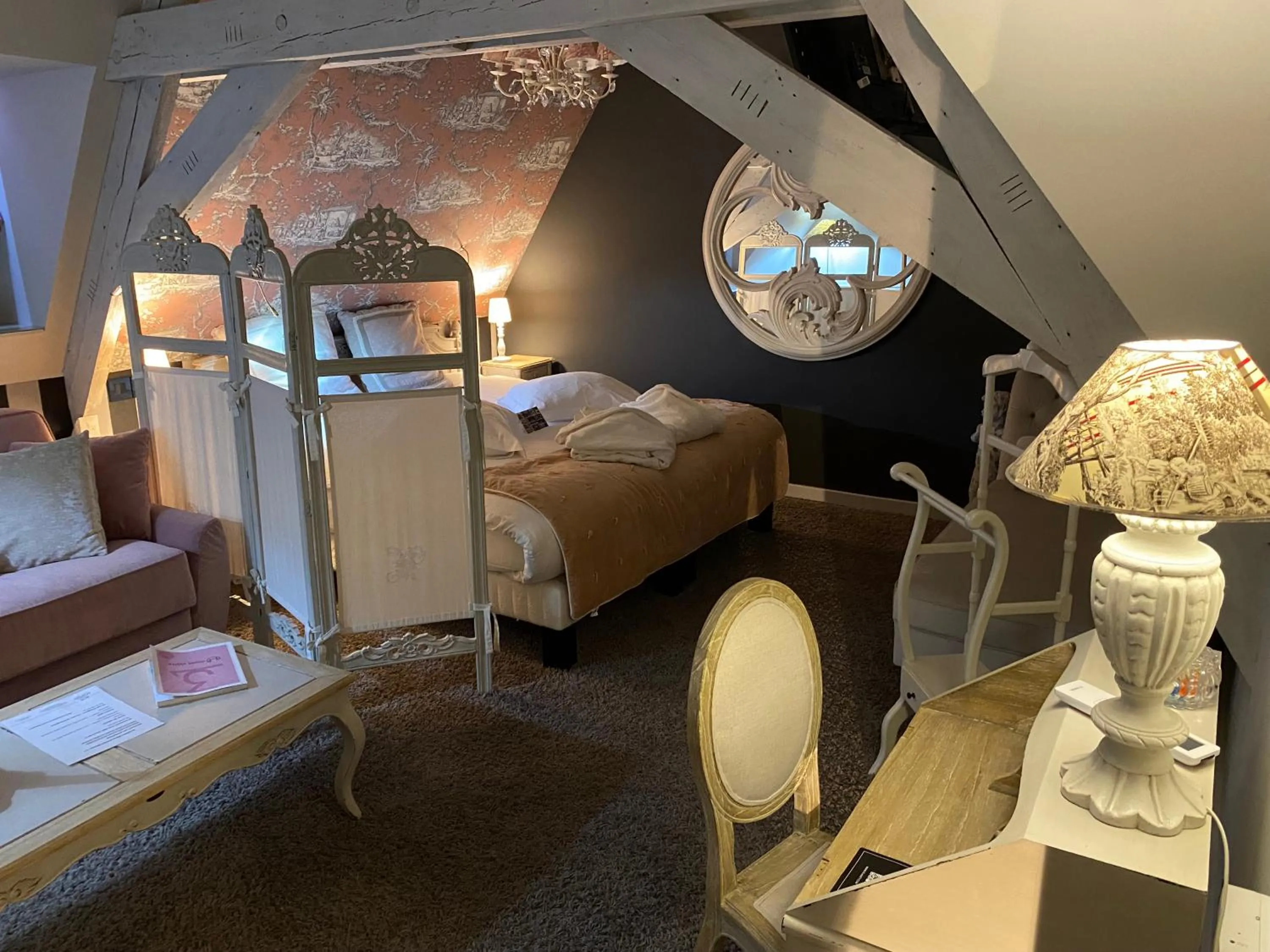 Photo of the whole room, Bed in Au Petit Manoir