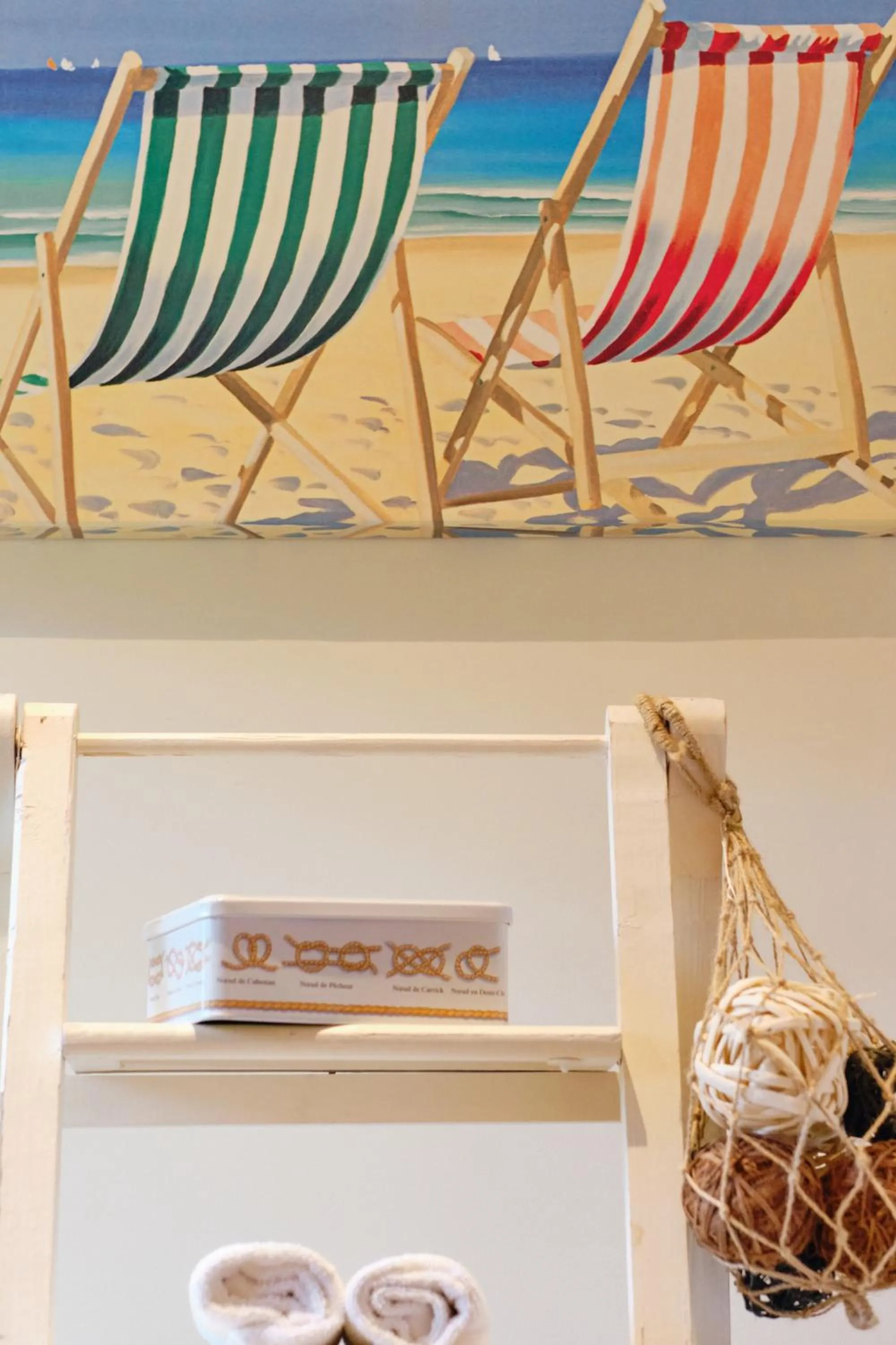 Decorative detail in Au Petit Manoir