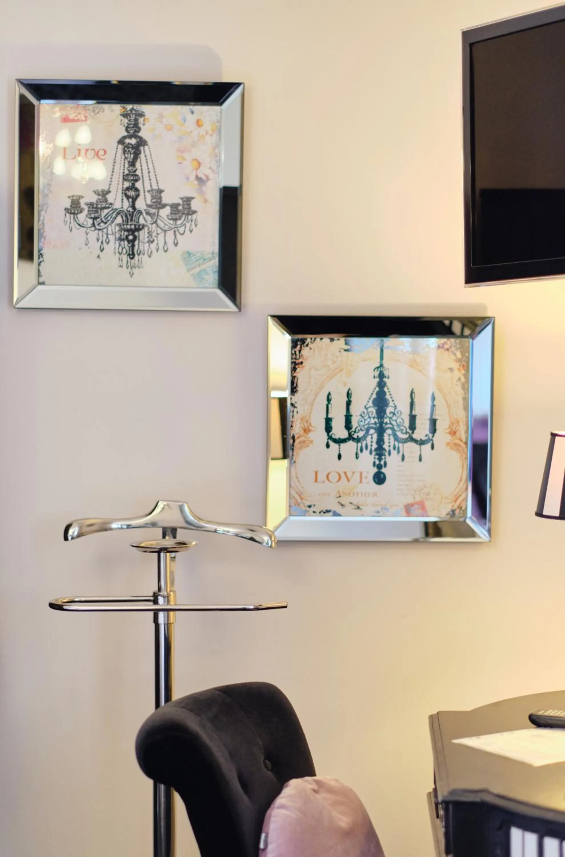 Seating area in Au Petit Manoir