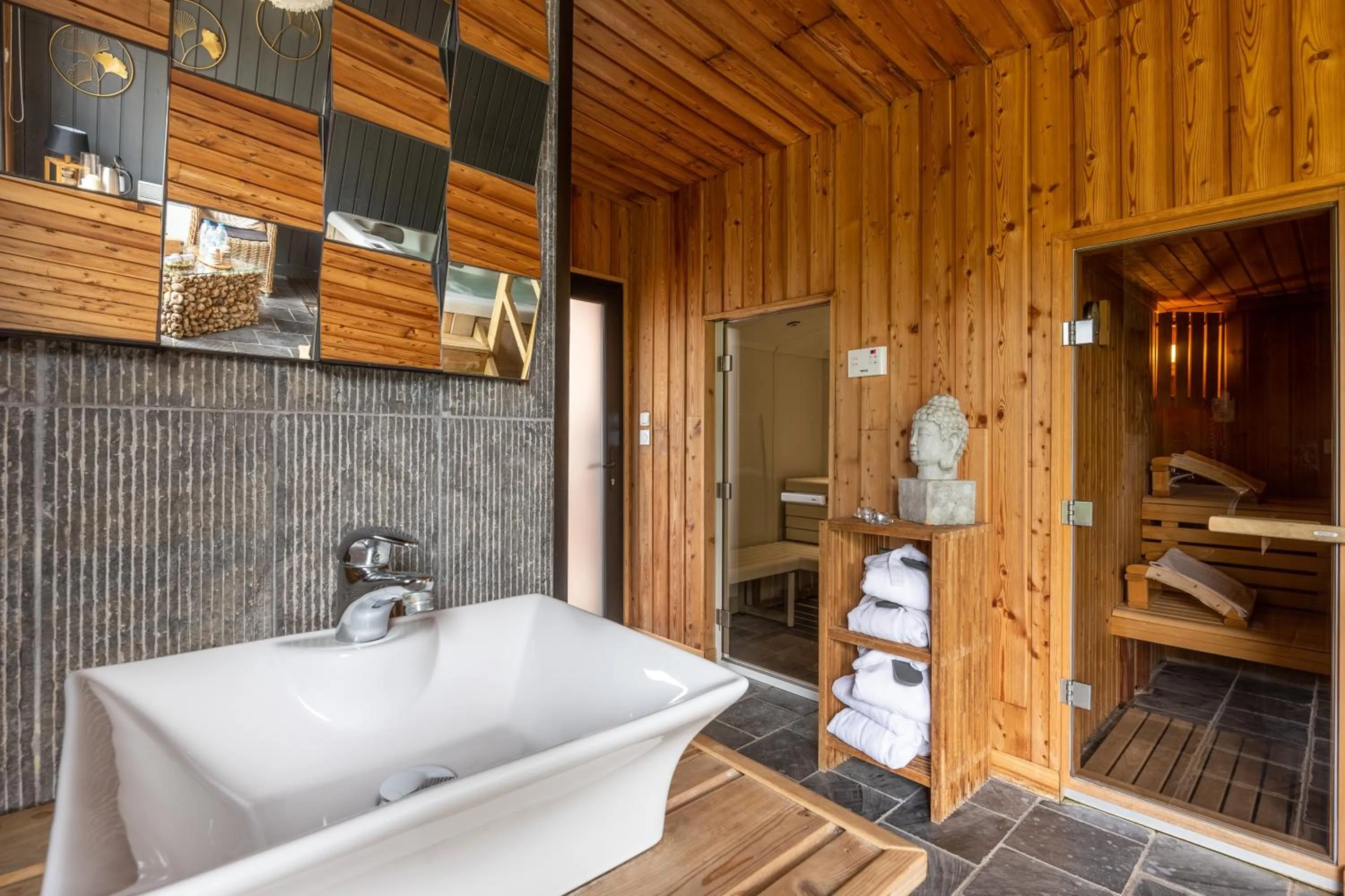 Spa and wellness centre/facilities in Au Petit Manoir