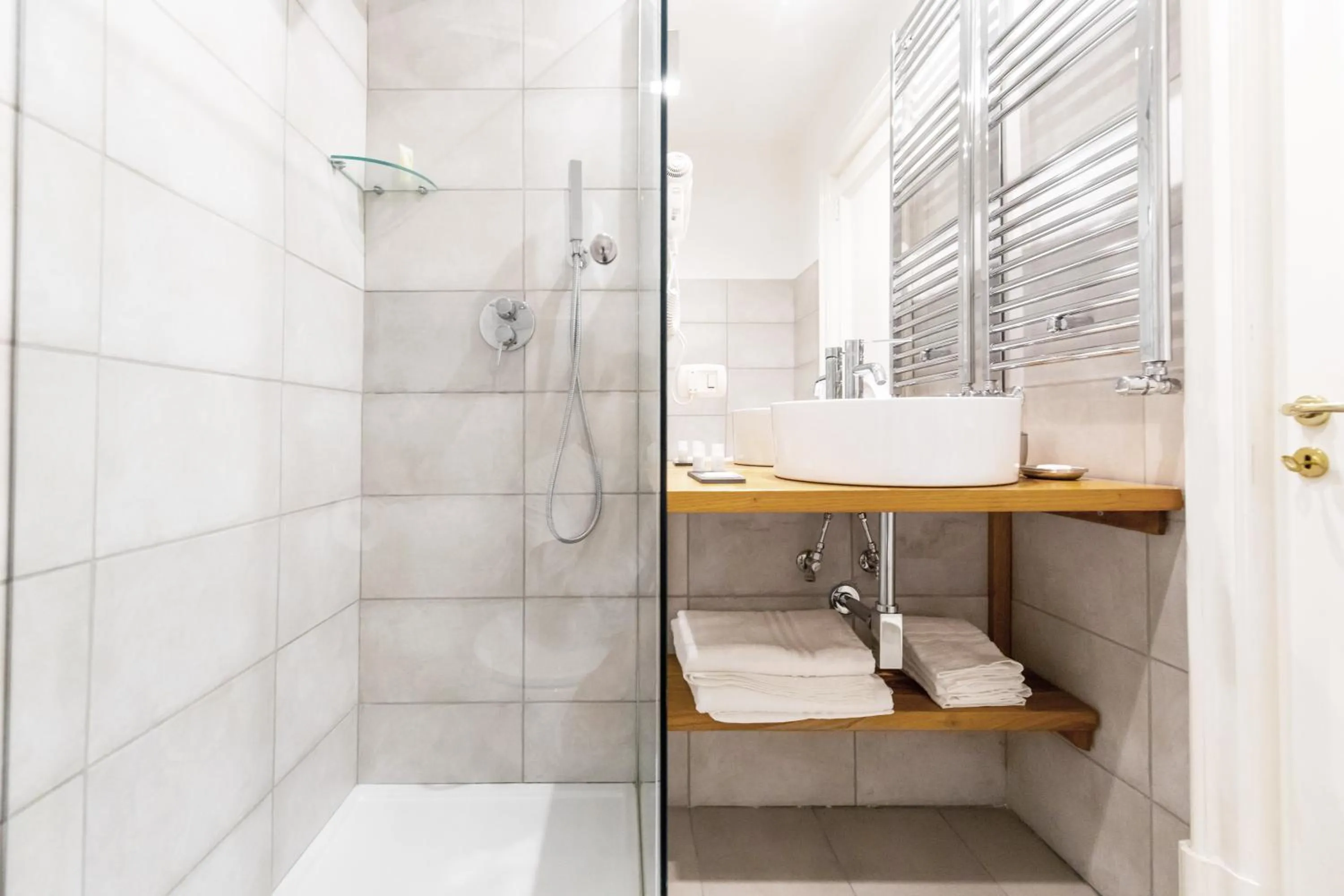 Shower in Gramsci Suites