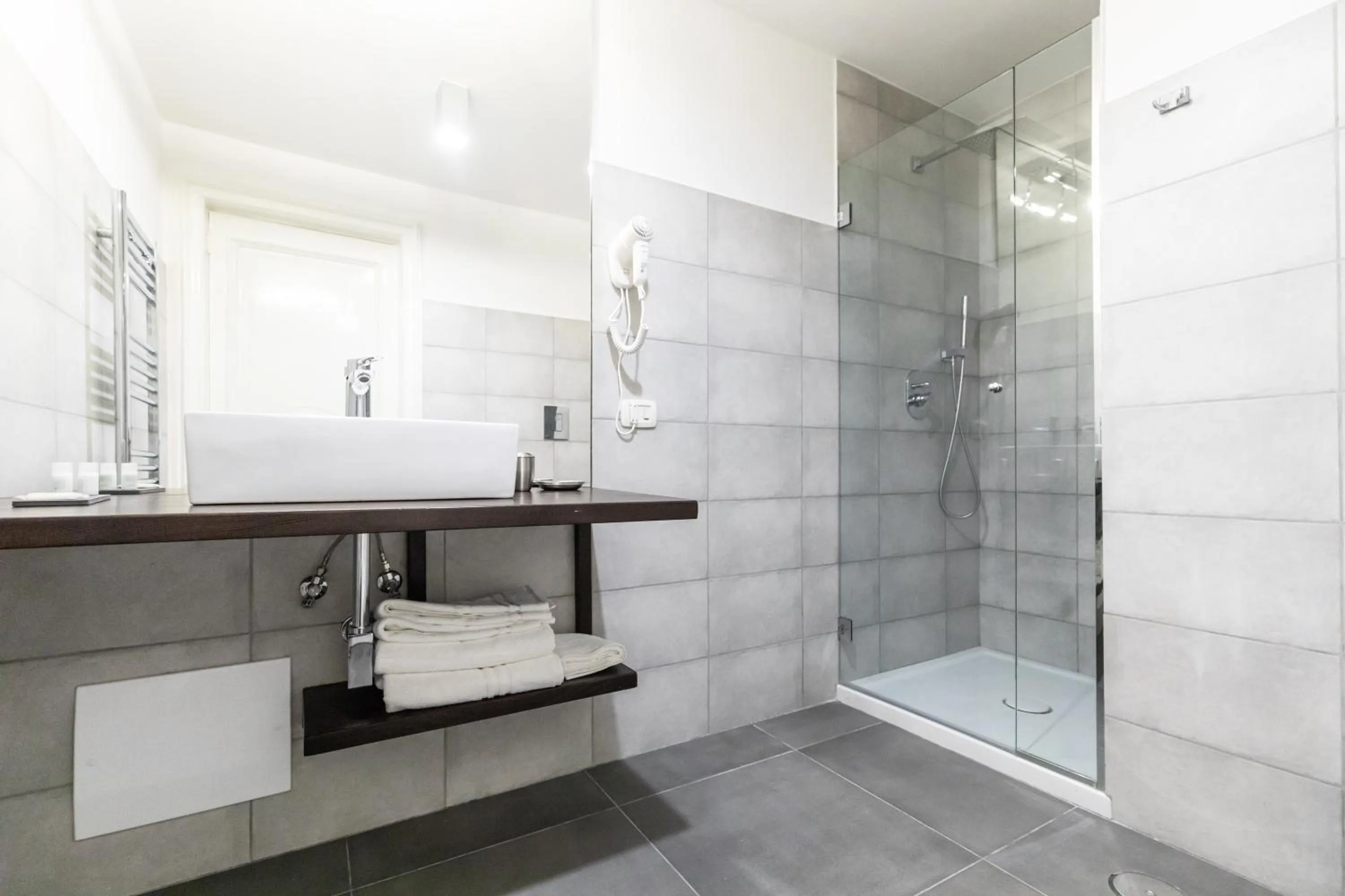 Shower in Gramsci Suites