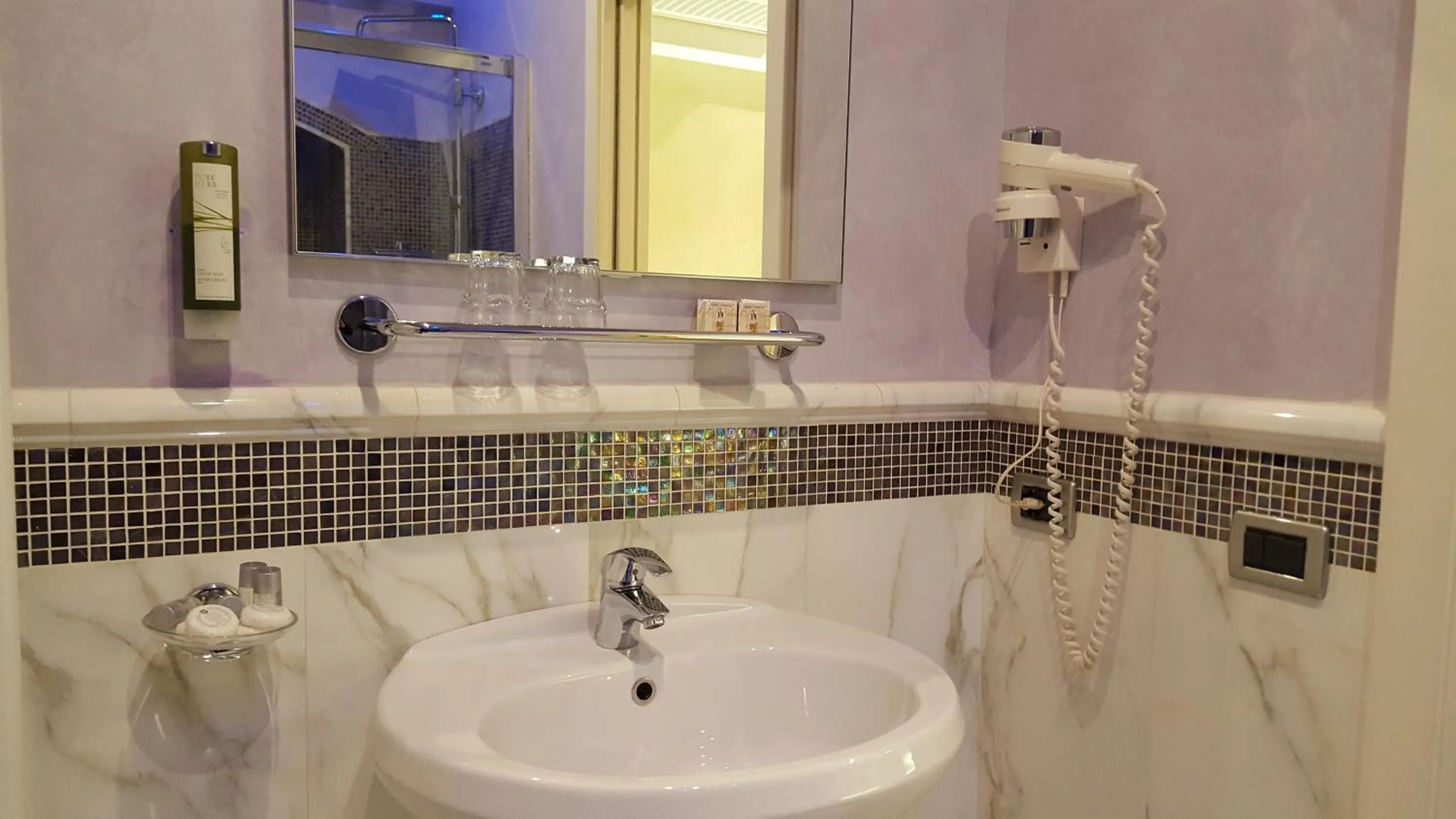 Bathroom in Hotel Aurora