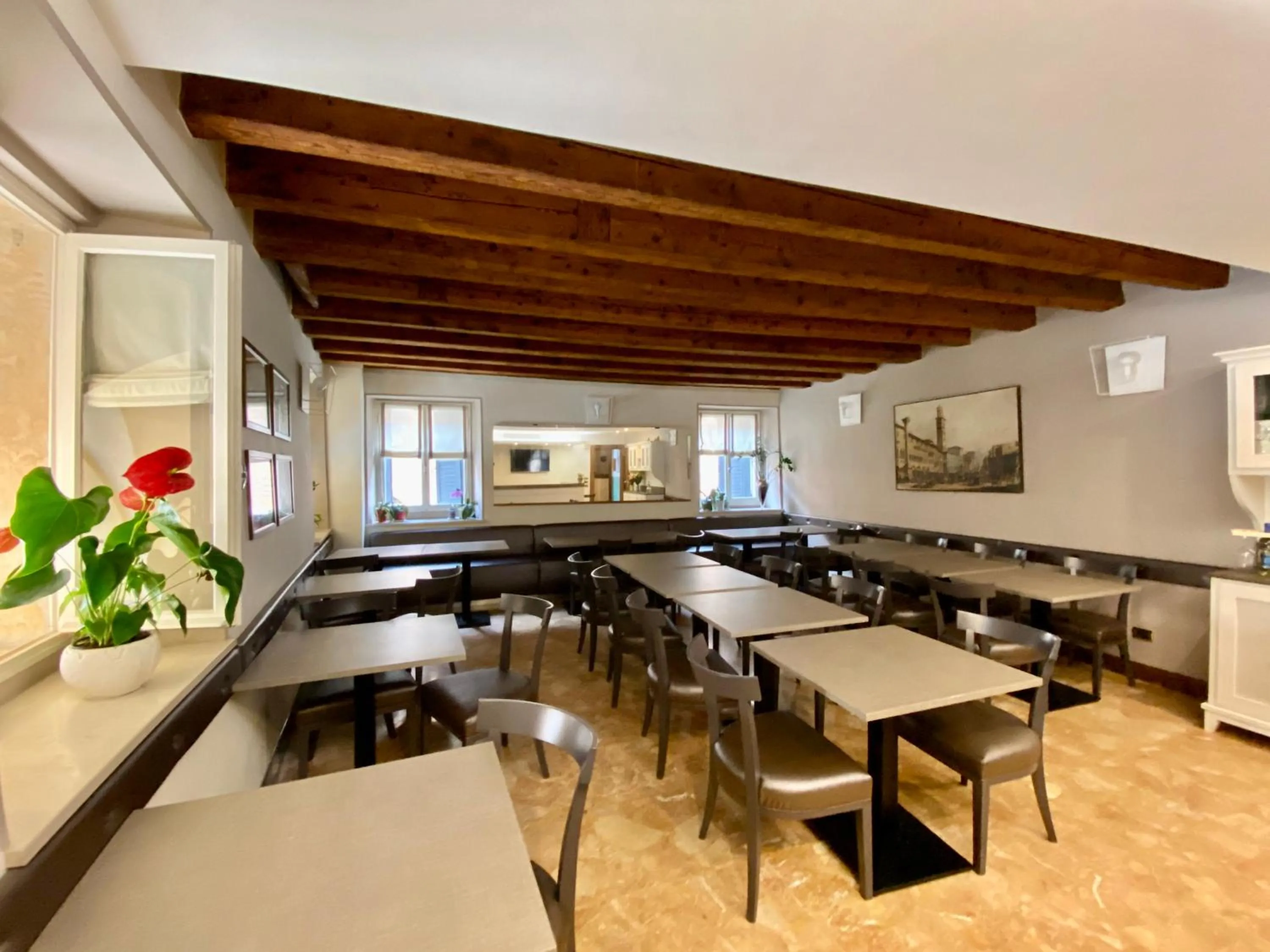 Communal lounge/ TV room in Hotel Aurora