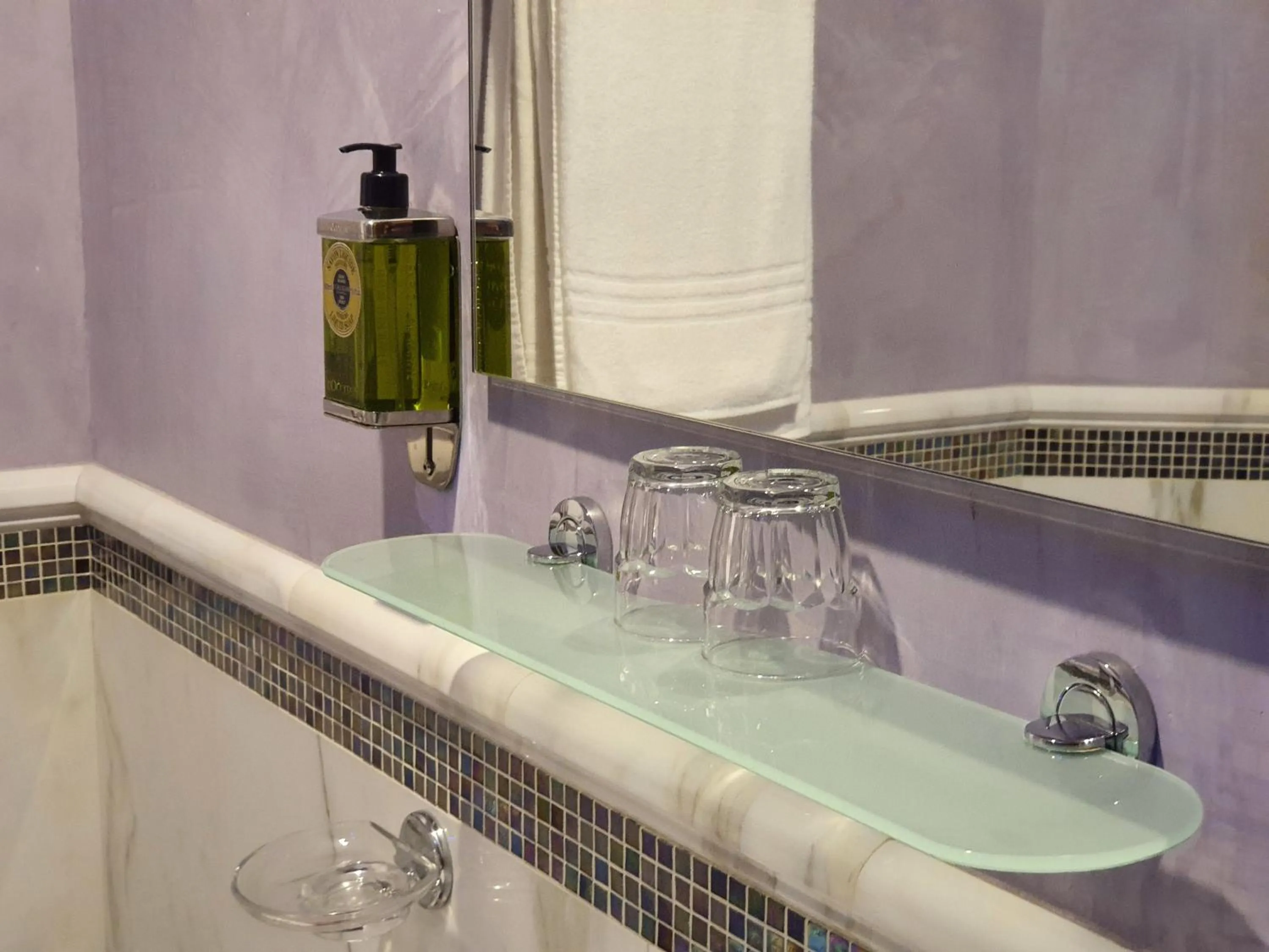 Bathroom in Hotel Aurora