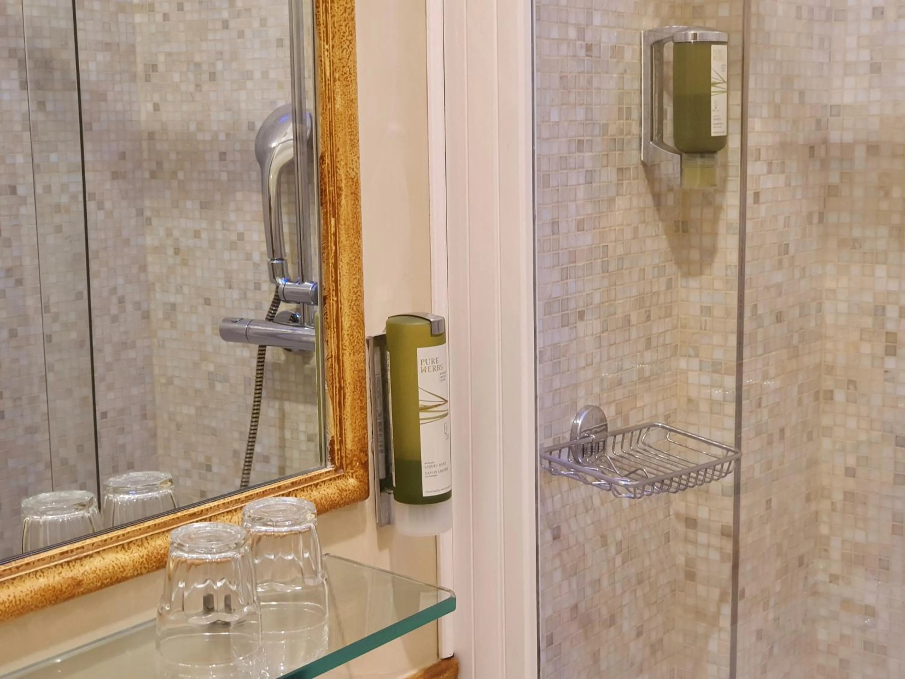 Shower in Hotel Aurora