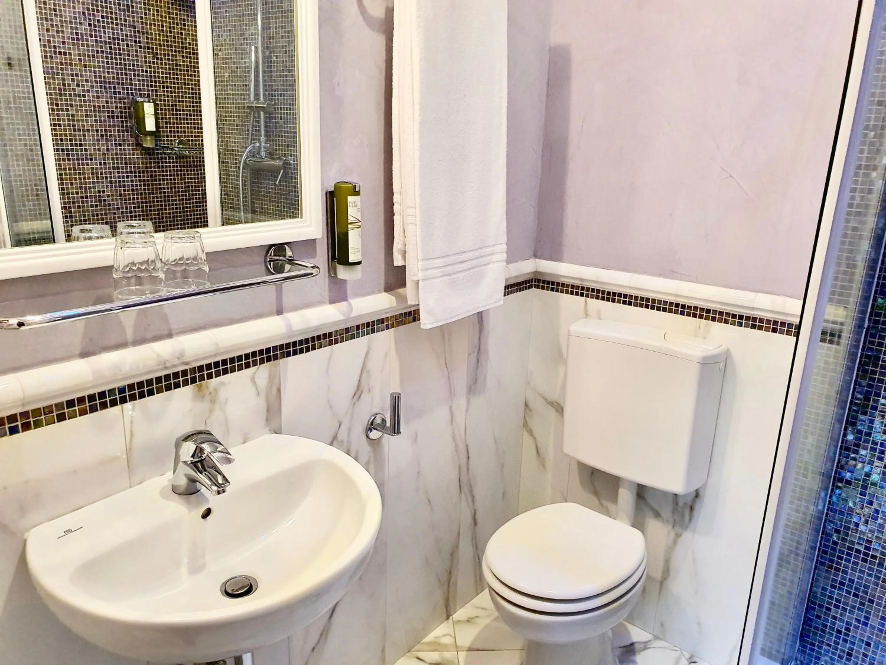 Shower in Hotel Aurora