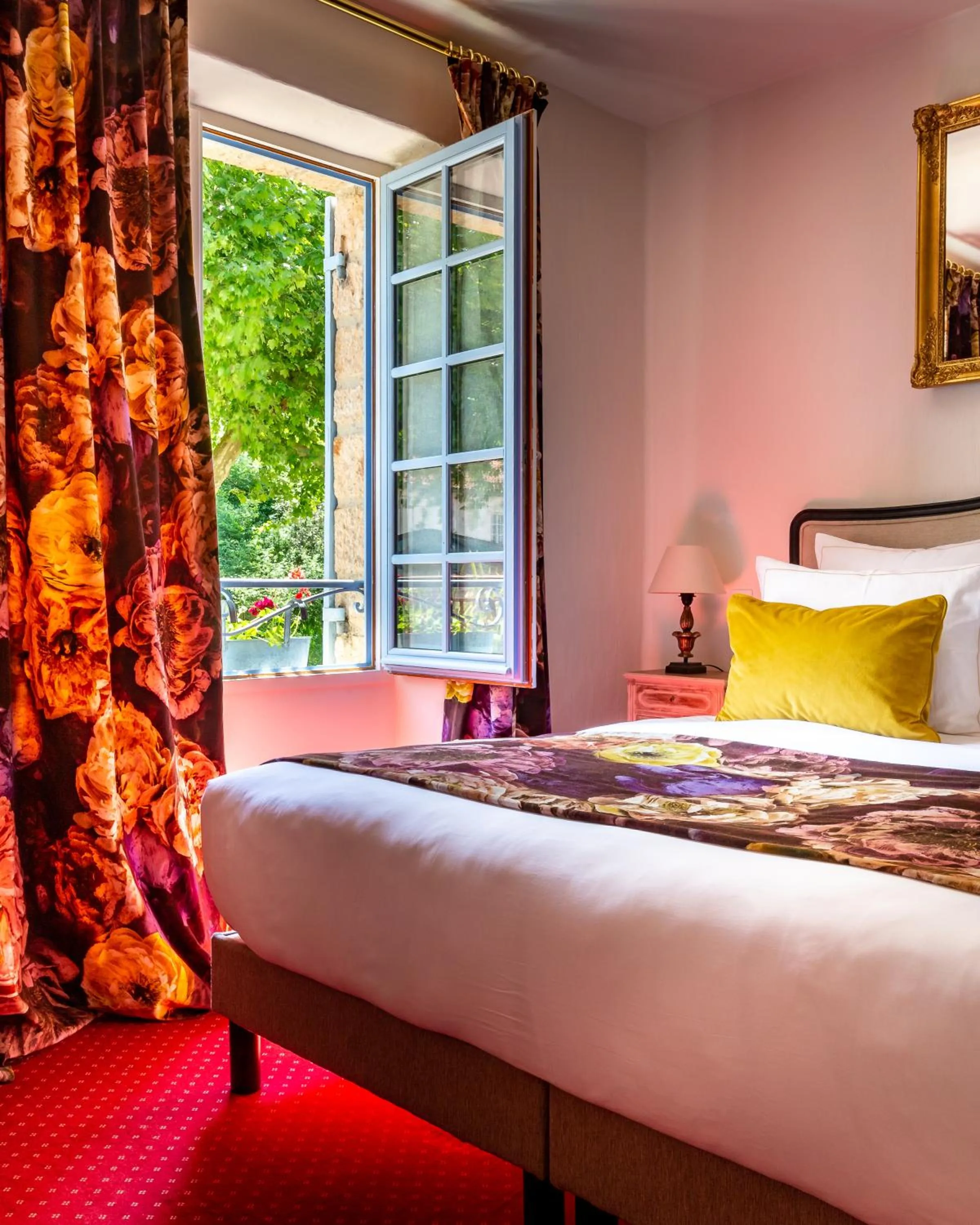 Bed in Hotel Restaurant Le Centenaire