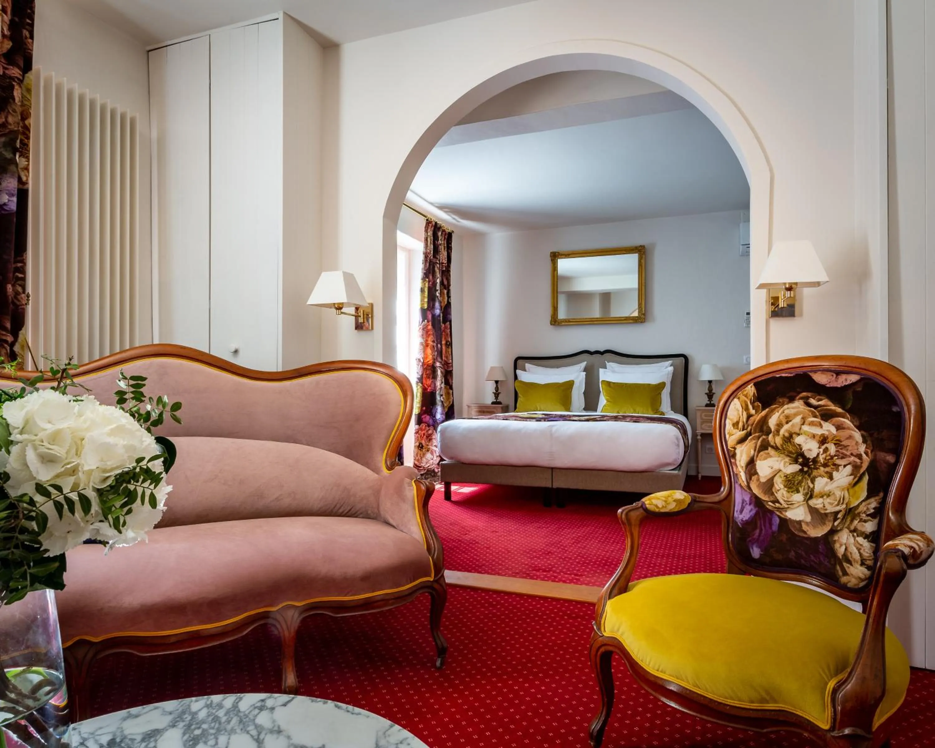 Living room, Bed in Hotel Restaurant Le Centenaire