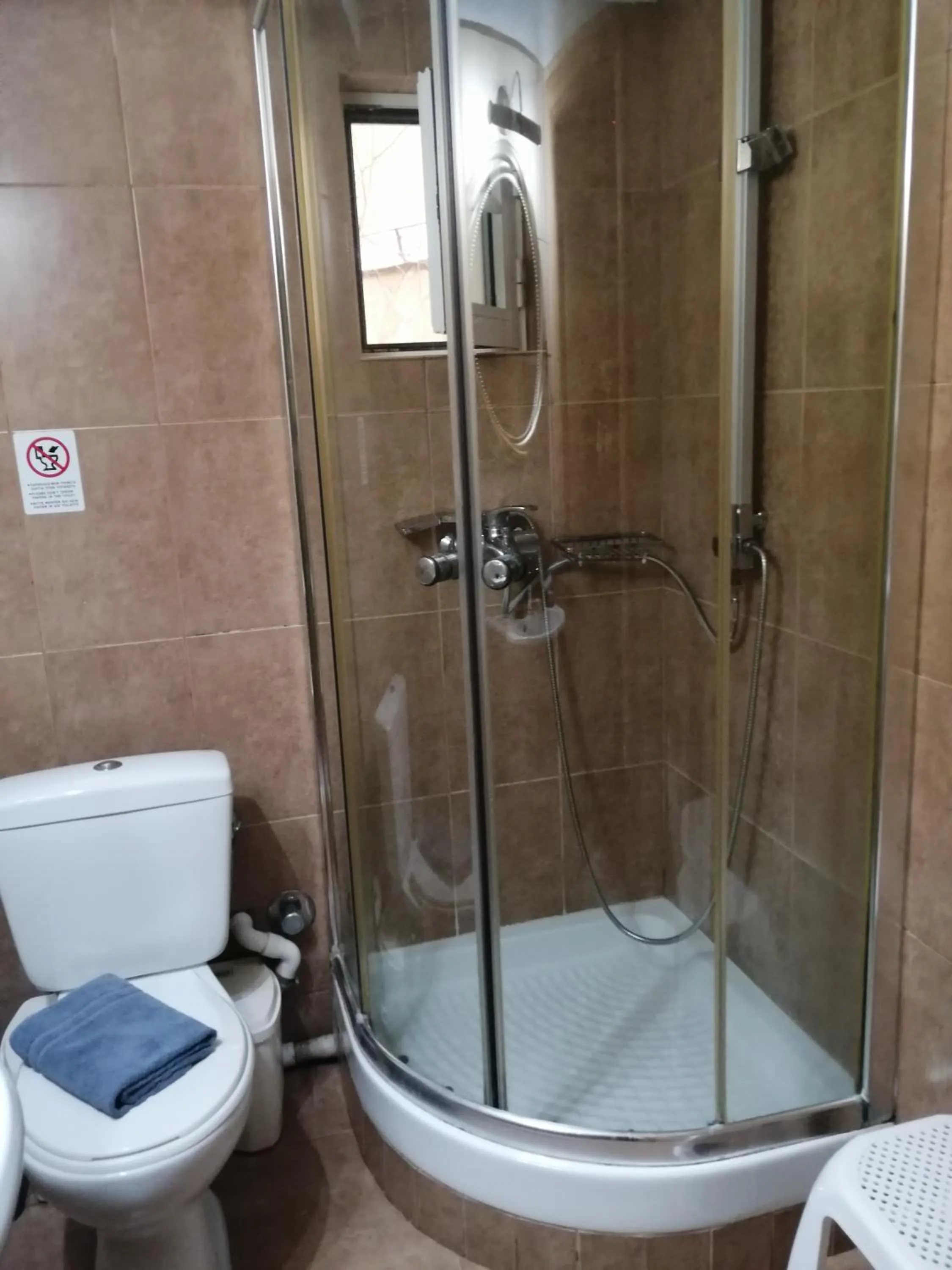 Shower in Palataki Residence