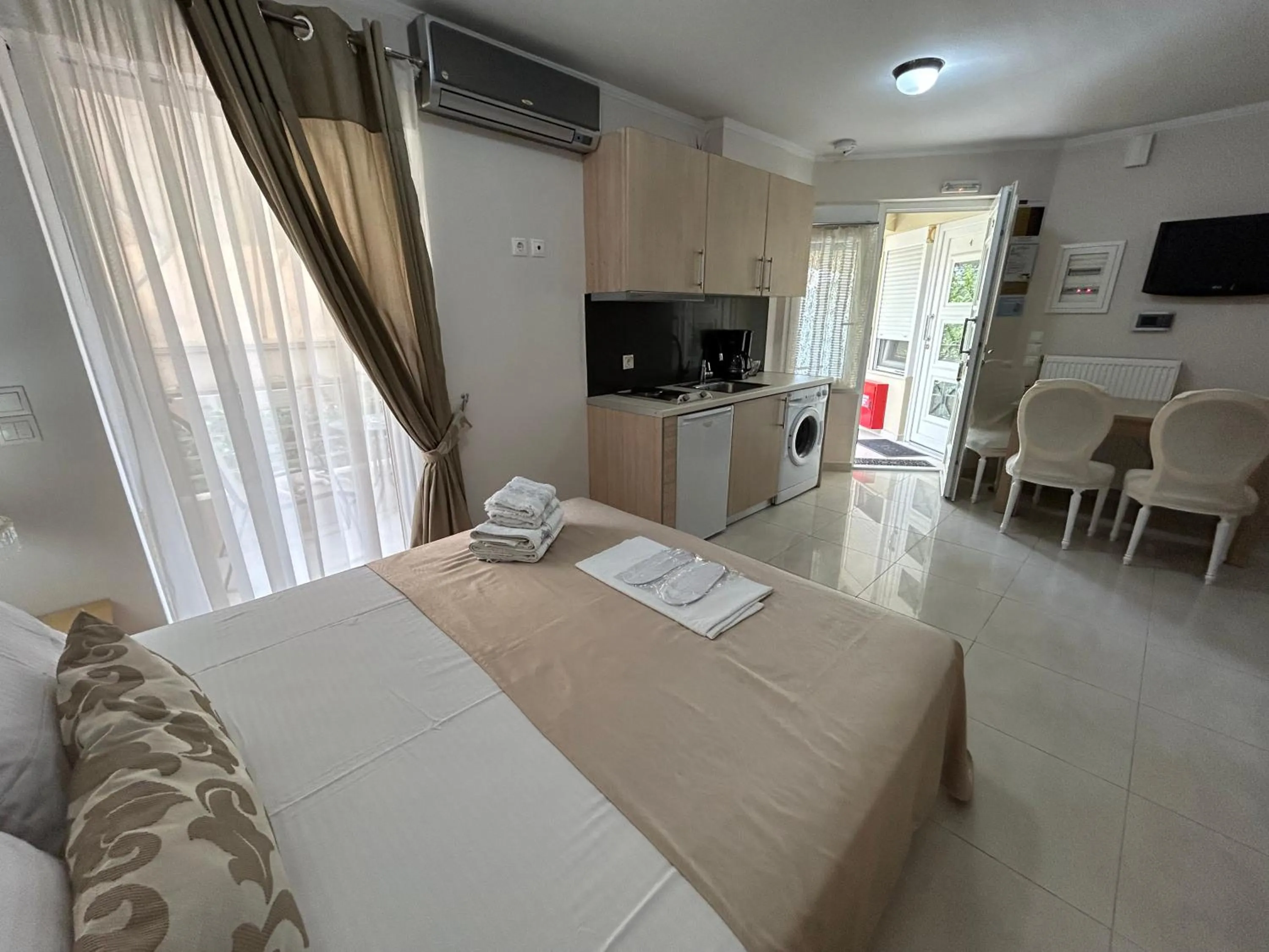 Photo of the whole room, Bed in Palataki Residence