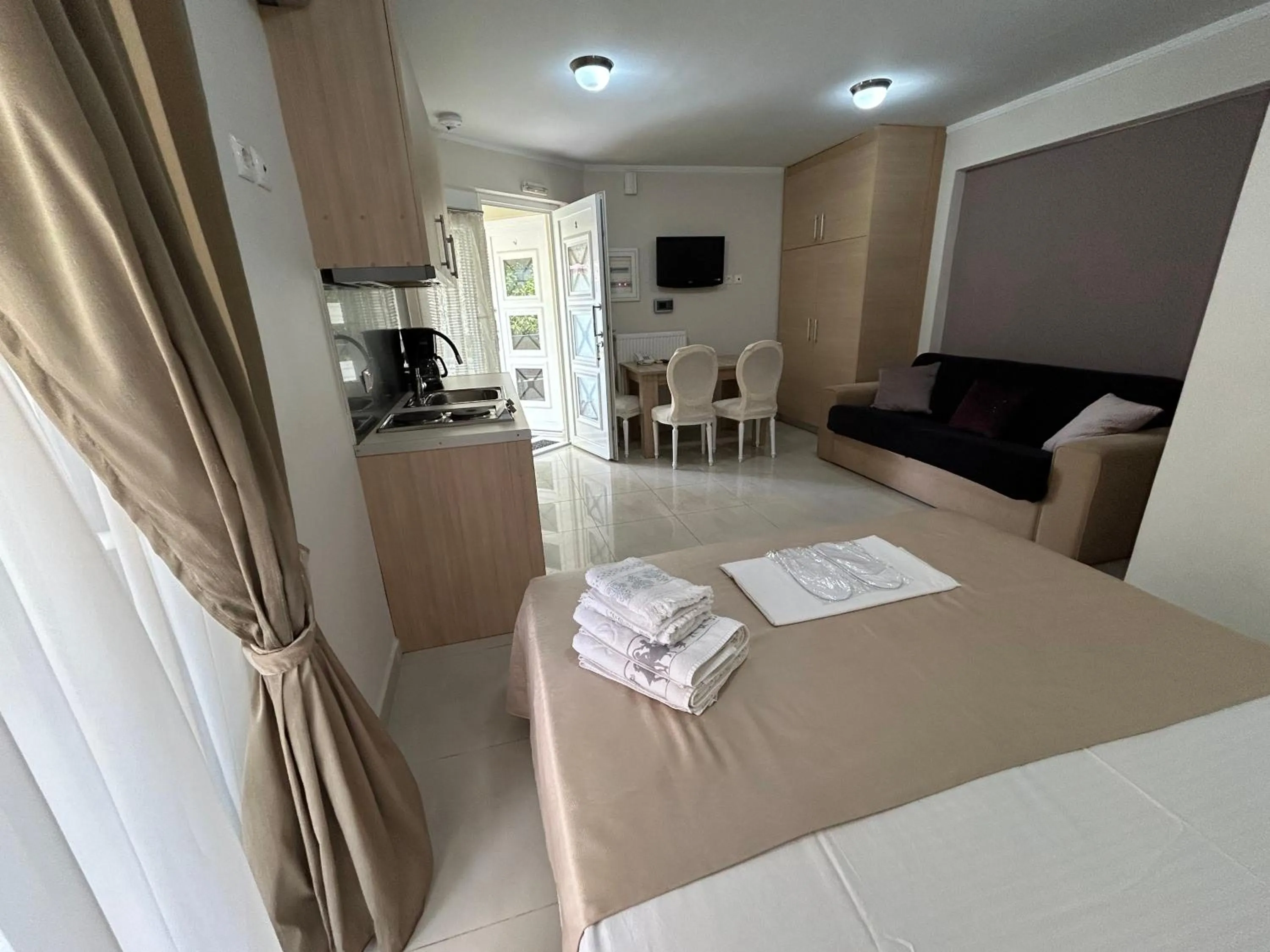 Photo of the whole room, Bed in Palataki Residence