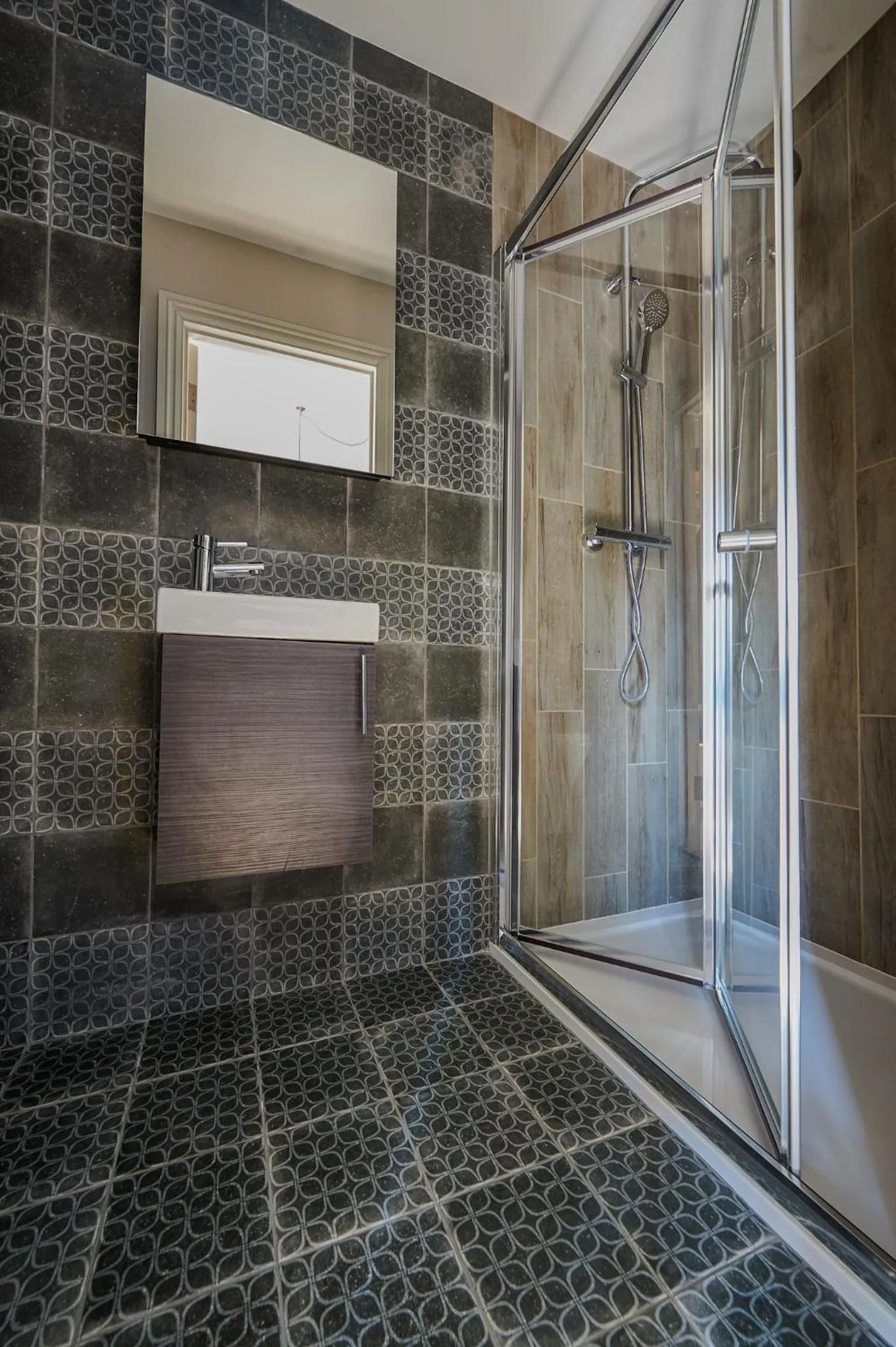 Shower in The White Horse Hotel