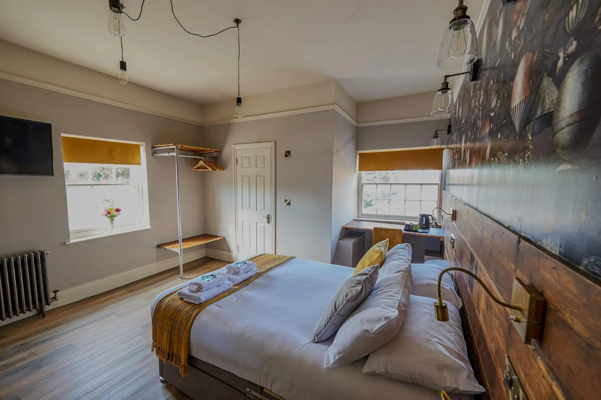 storage, Bed in The White Horse Hotel