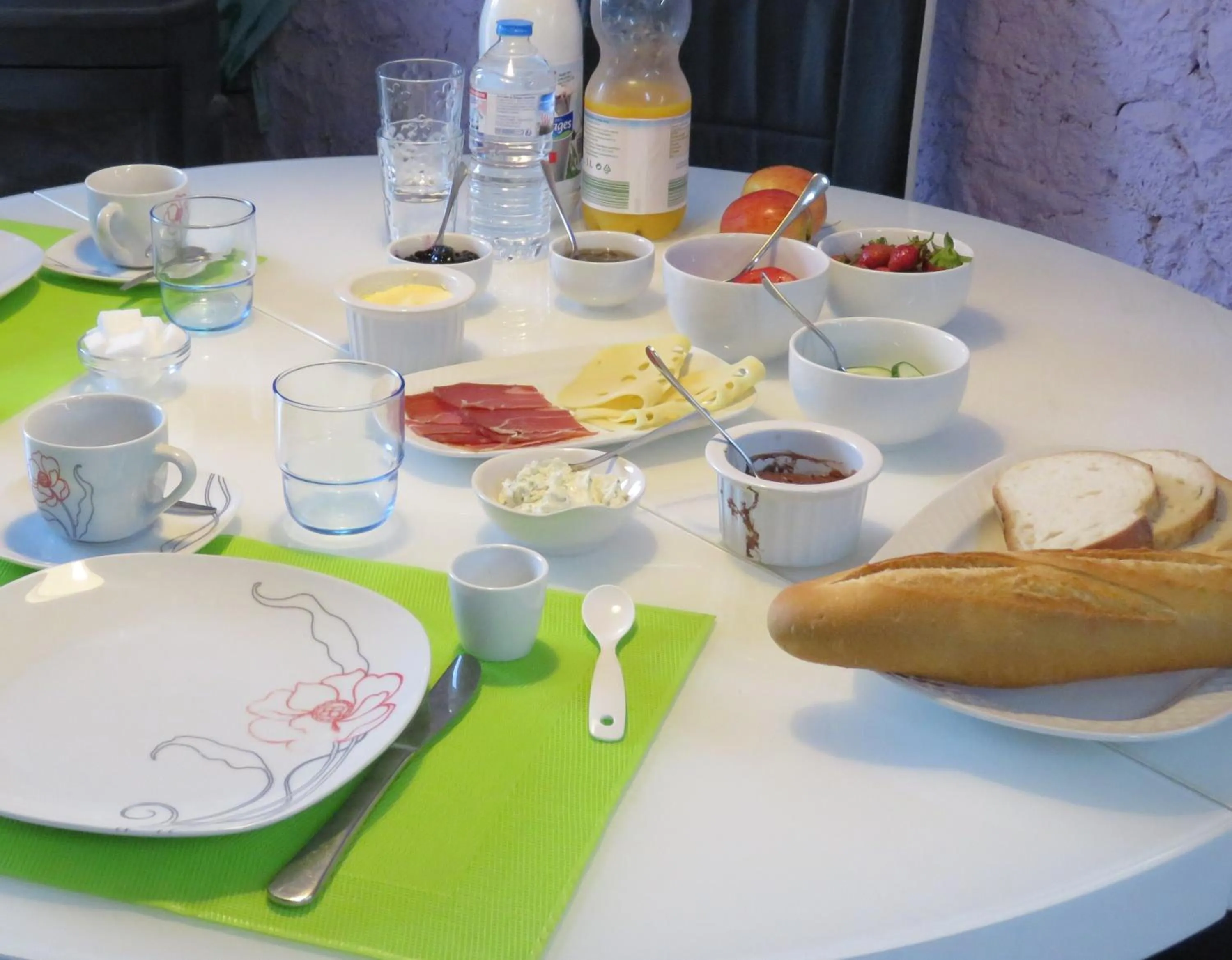 Continental breakfast in Lalot