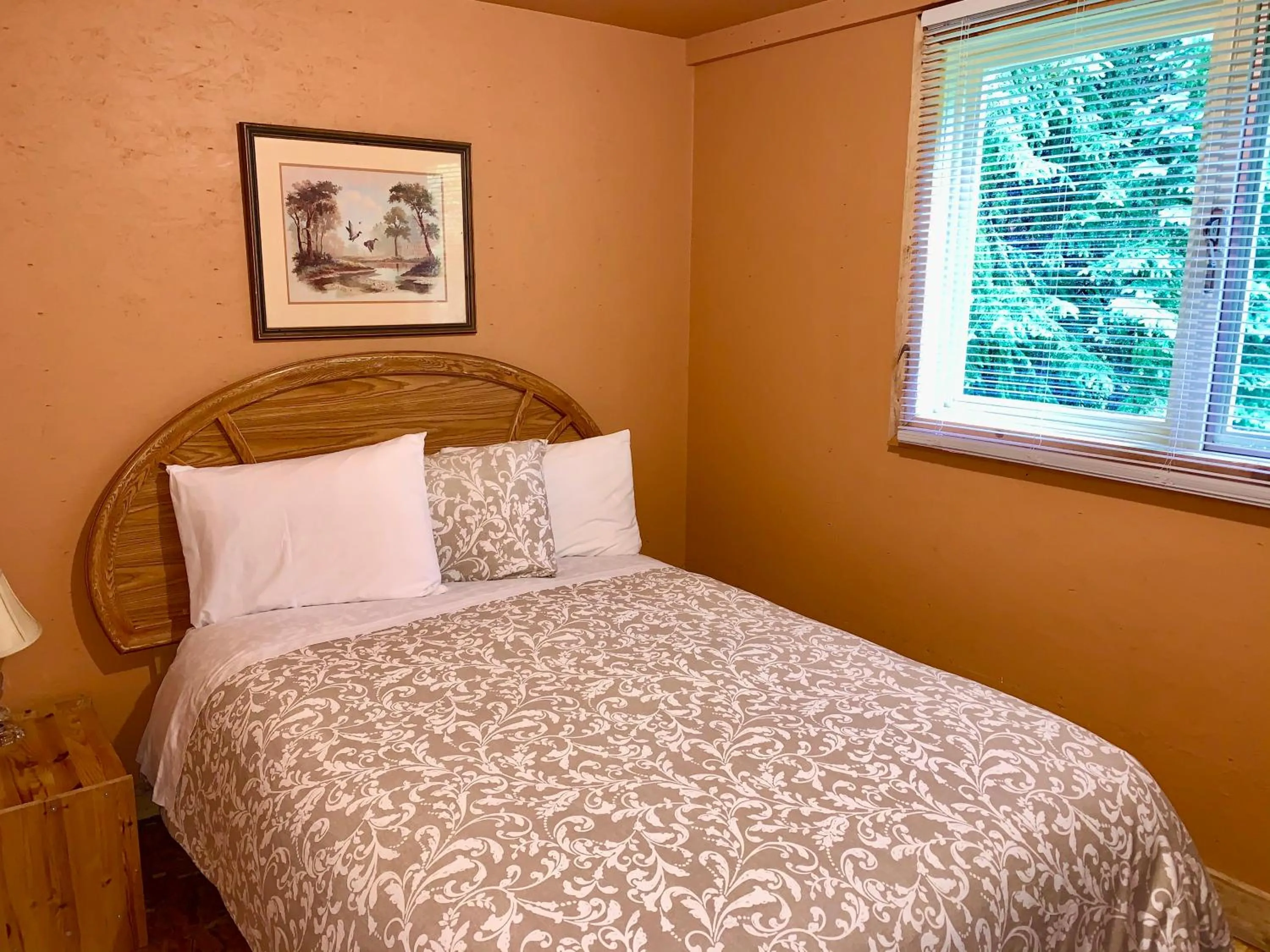 Bed in Schott's Lake Conference & Resort