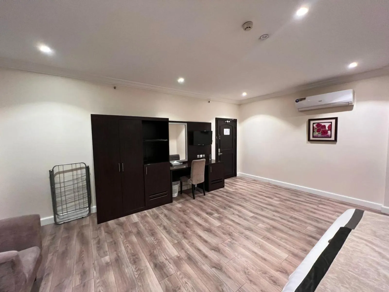 Communal lounge/ TV room in Alshaheen Suites