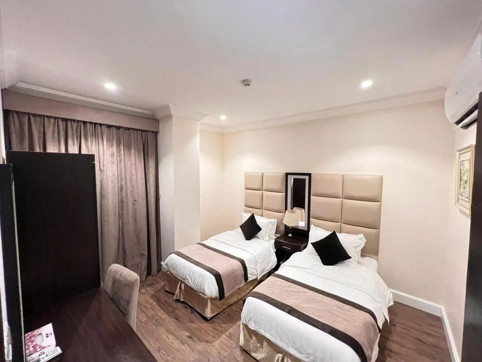 Bedroom, Bed in Alshaheen Suites