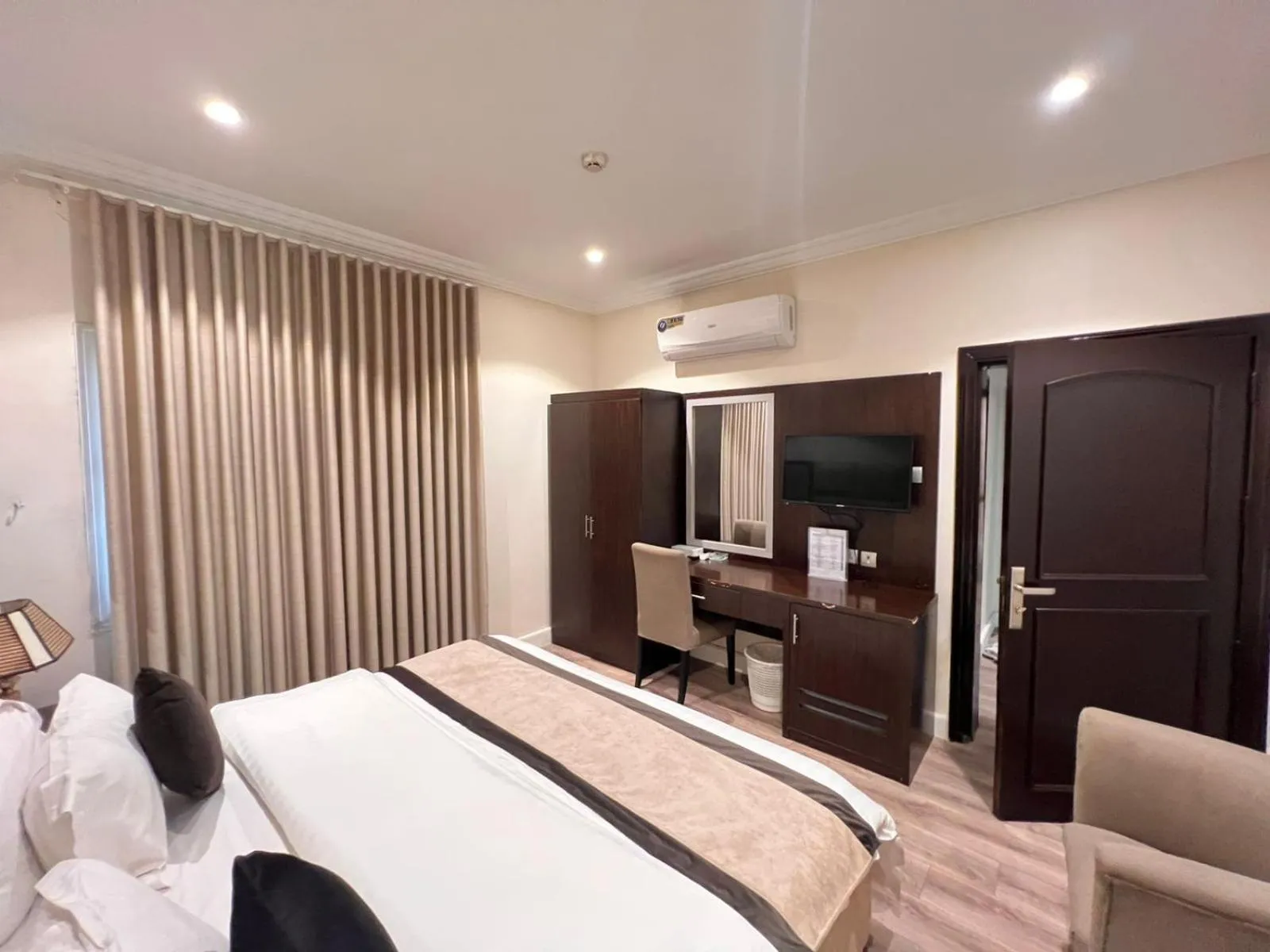 Bedroom, Bed in Alshaheen Suites