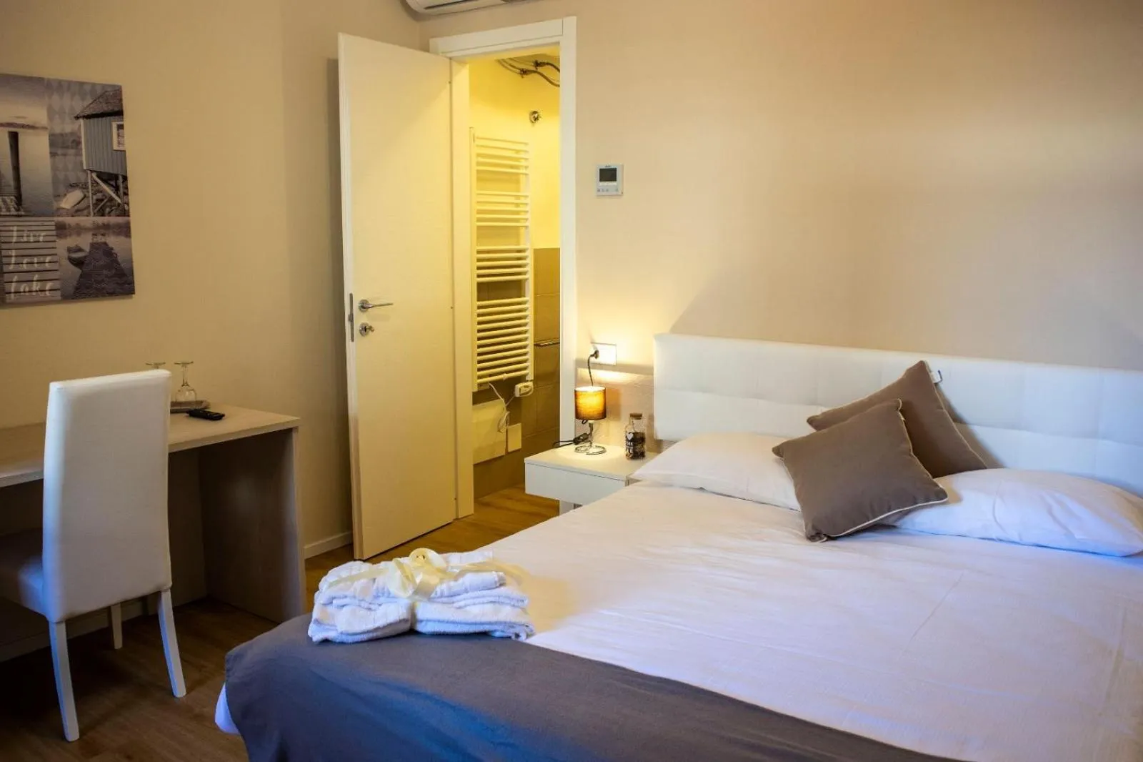 Photo of the whole room, Bed in Corteallago