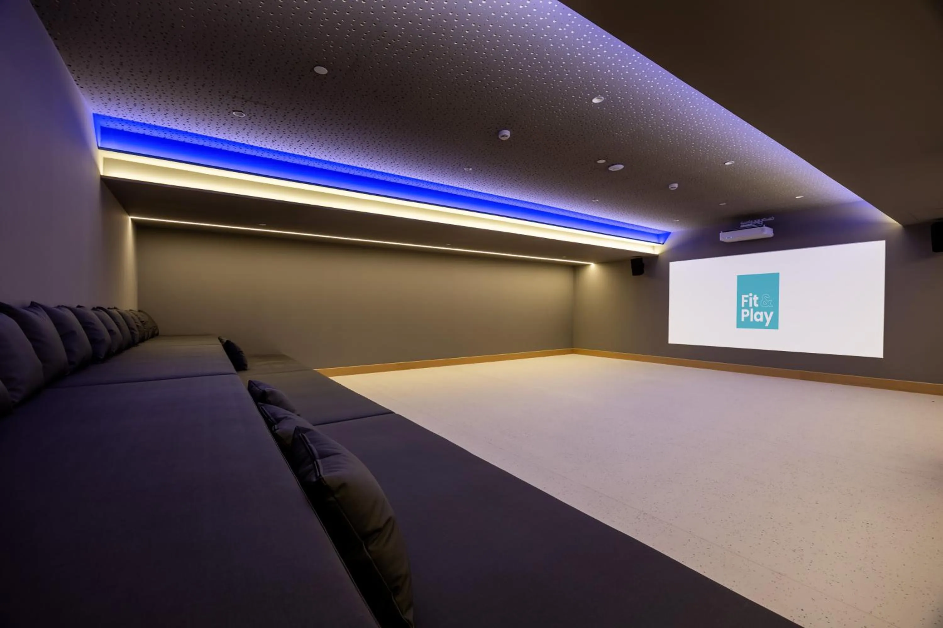 Communal lounge/ TV room in Hipotels Barrosa Garden