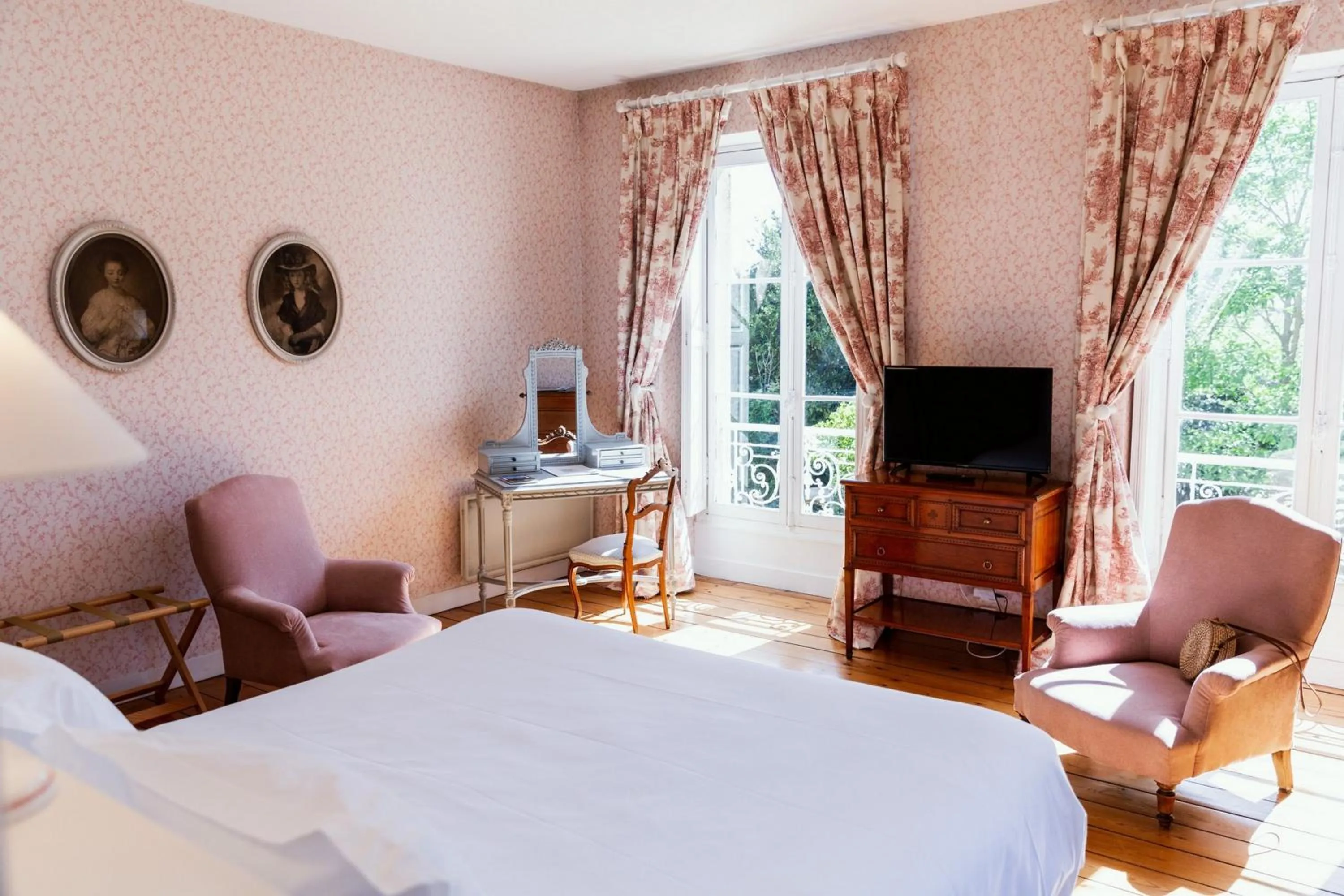 Bedroom, Bed in Château Ormes de Pez