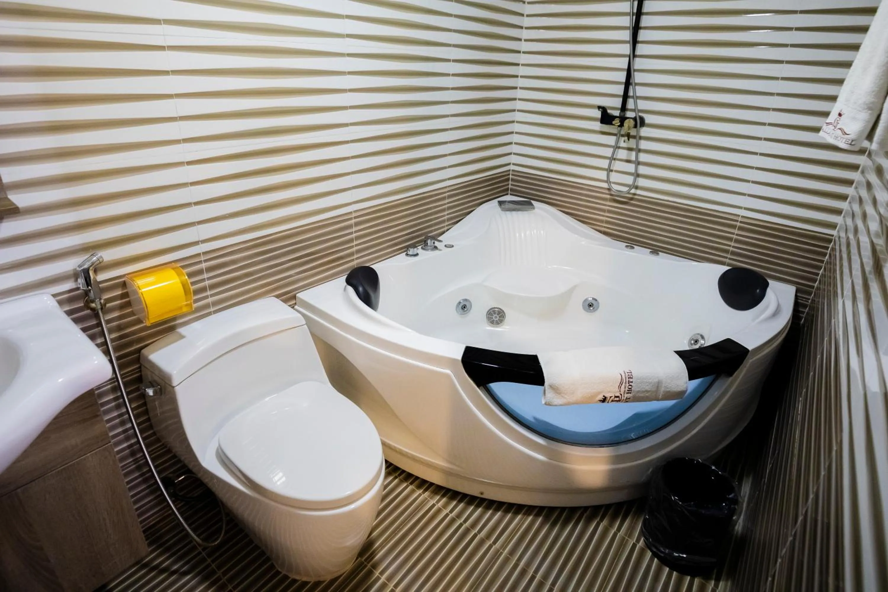 Bath in Gallant Hotel 154 - Near Cat Bi Airport